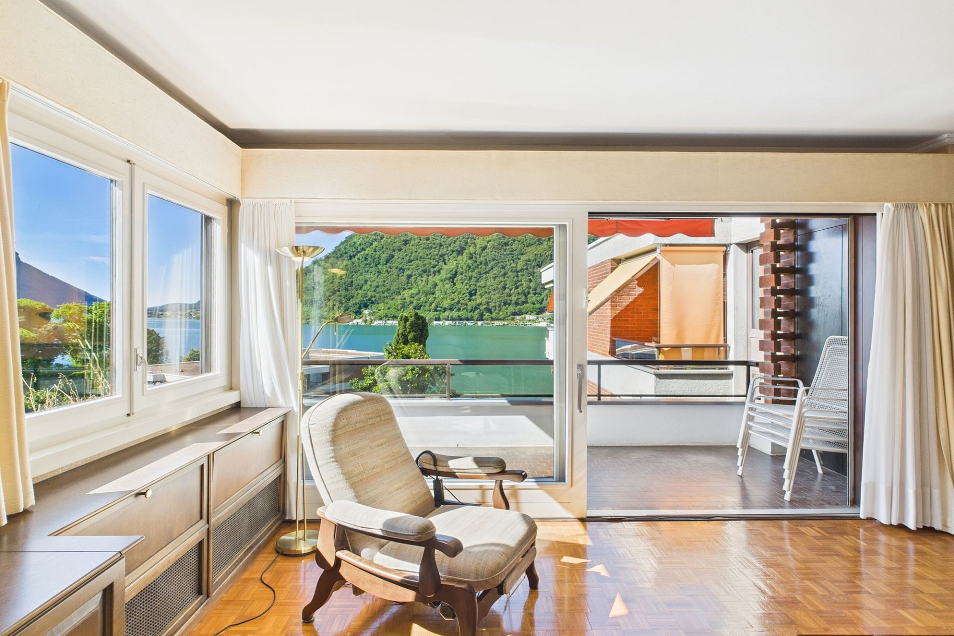 Helles Wohn- oder Arbeitszimmer mit Seeblick und Balkon