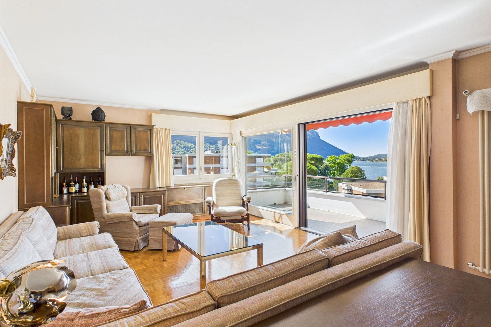 Wohnzimmer mit Balkon und Seeblick