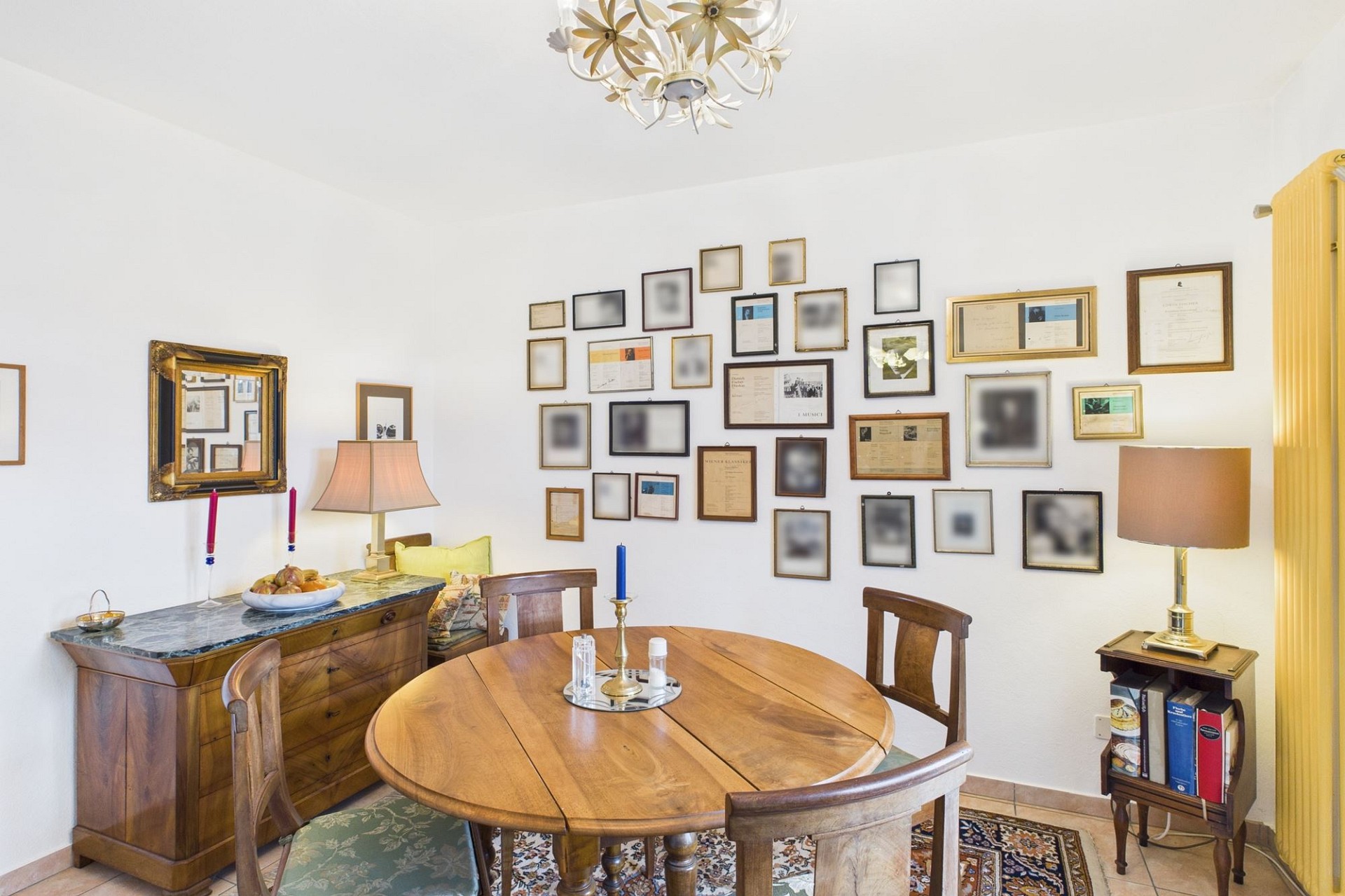Esszimmer mit antiken Möbeln und Bilderwand