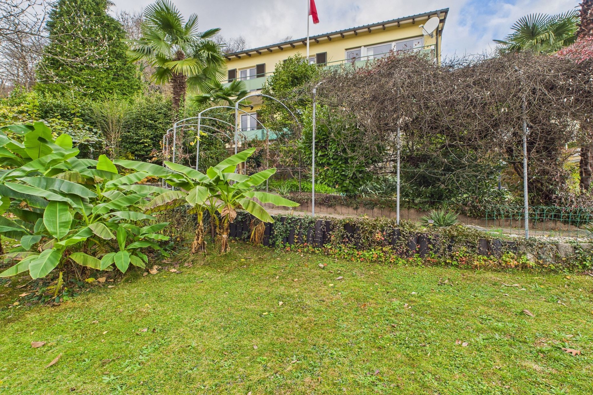 Gartenansicht eines Wohnhauses