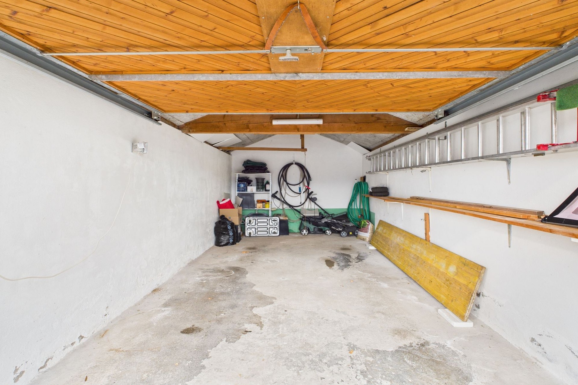 Garage mit Holzdecke und Betonboden