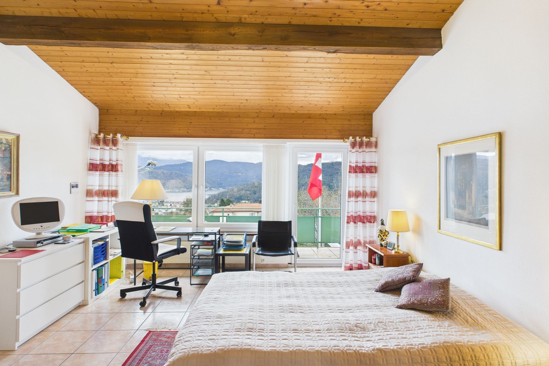 Schlafzimmer mit Arbeitsbereich und Bergblick