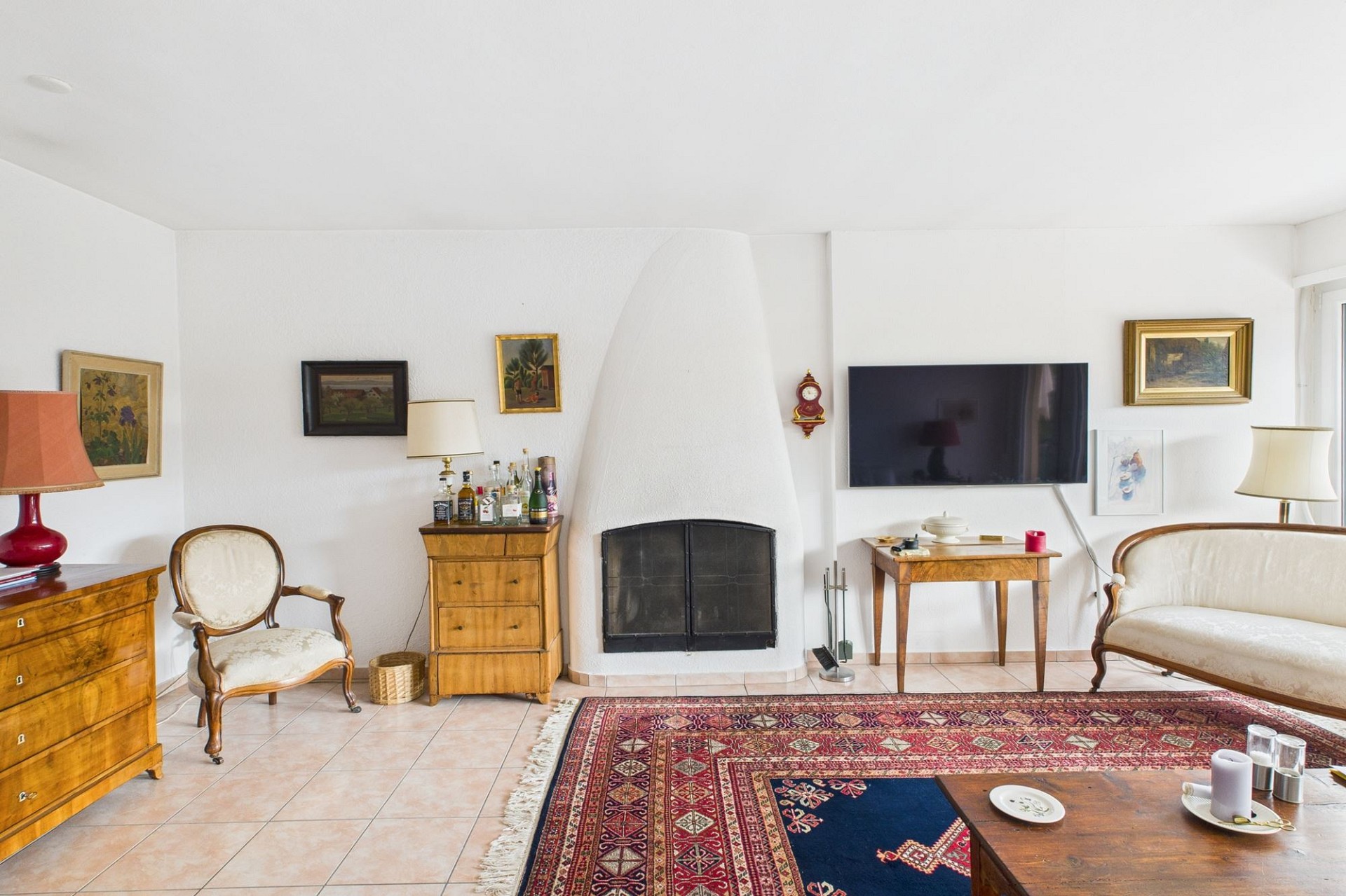 Wohnzimmer mit Kamin und klassischer Einrichtung