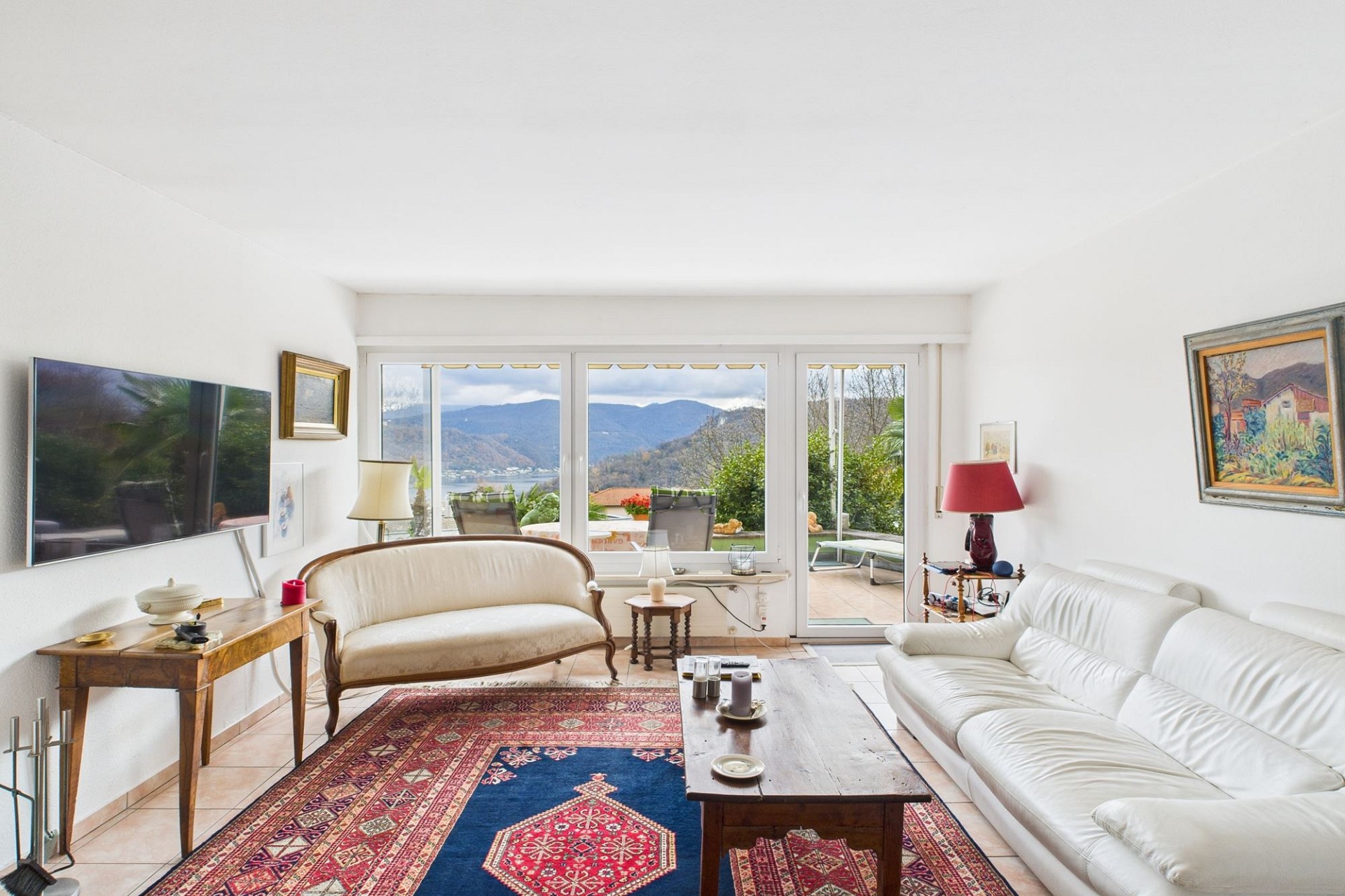 Wohnzimmer mit Bergblick und Zugang zur Terrasse