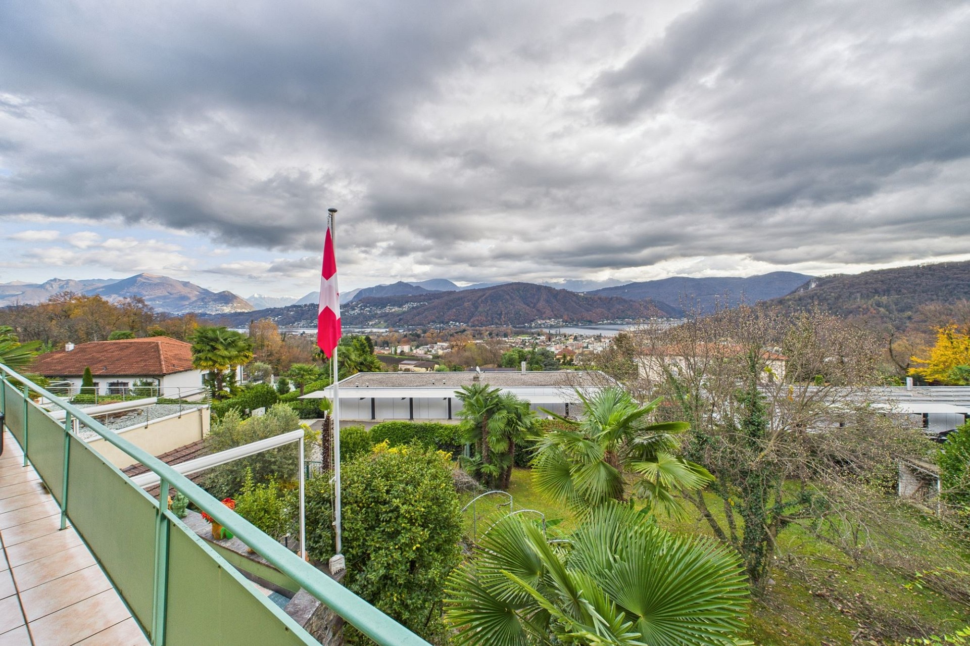 Balkon mit Panoramablick auf See und Berge
