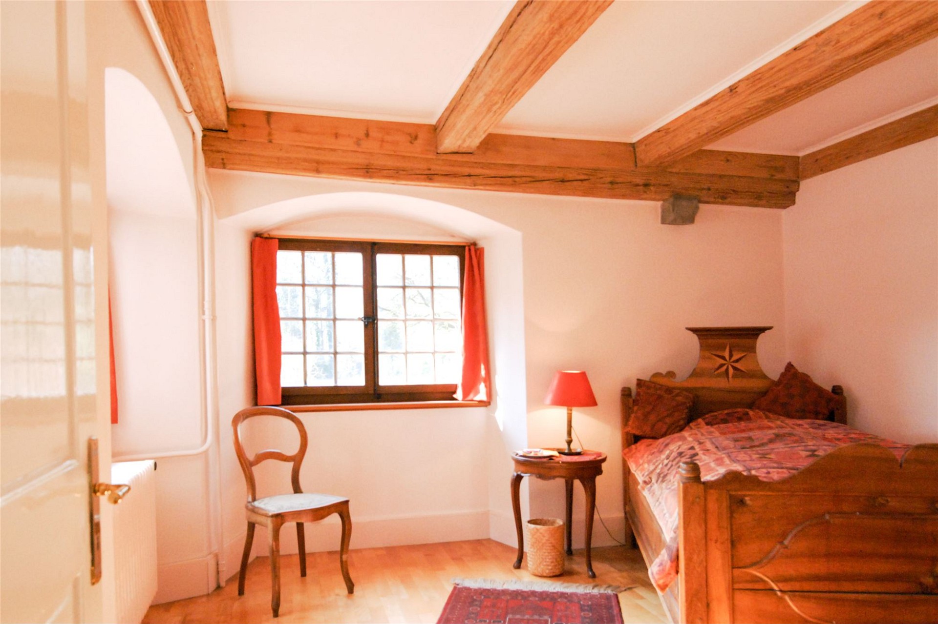 Gemütliches Schlafzimmer mit Holzbalken