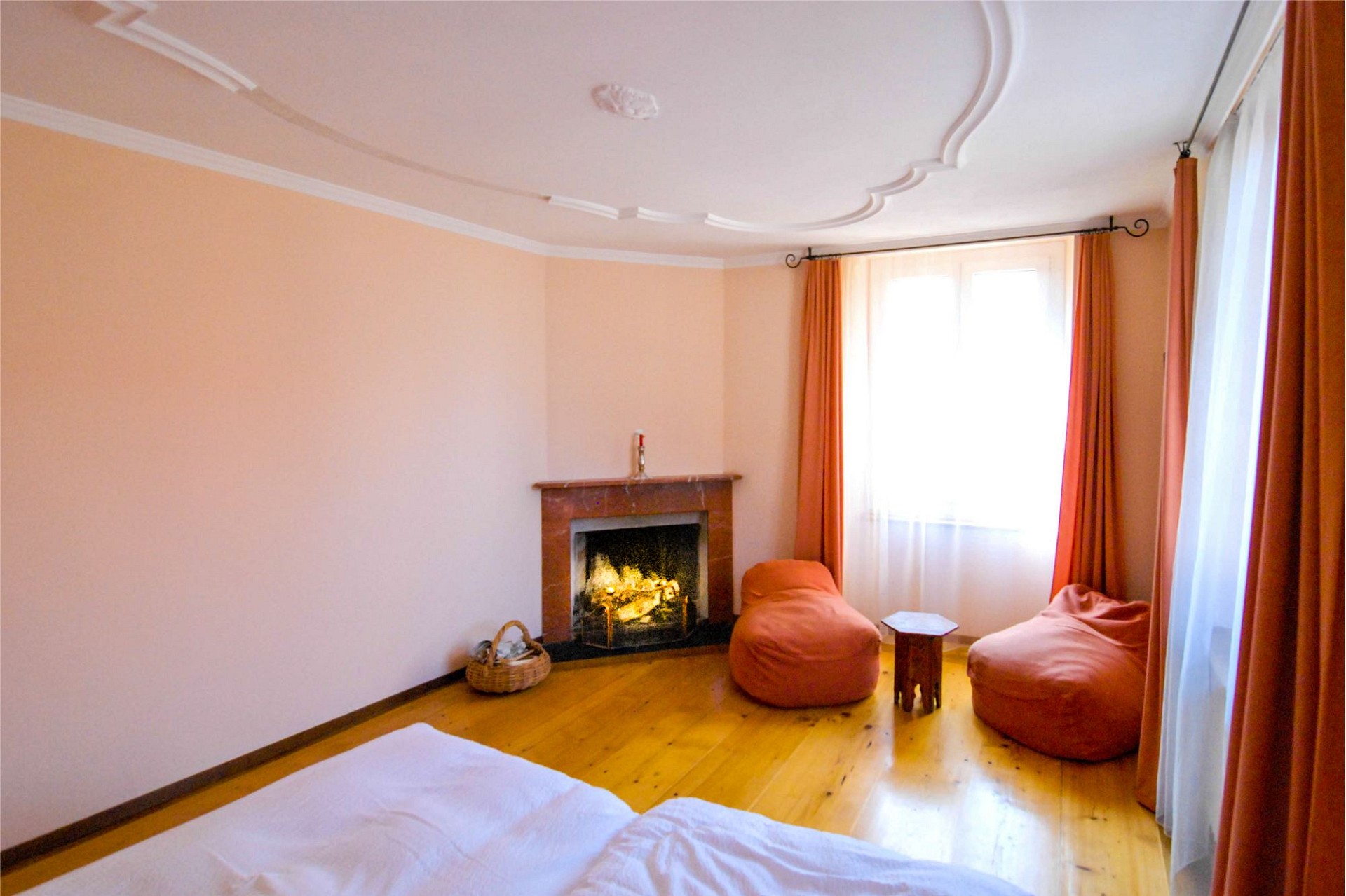 Wohnzimmer mit Kamin und Sitzbereich