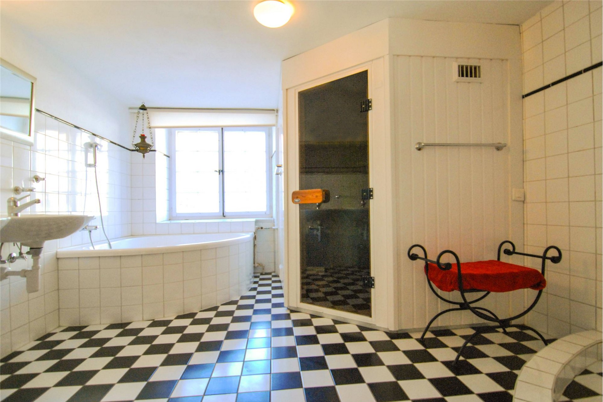 Badezimmer mit Badewanne und Sauna