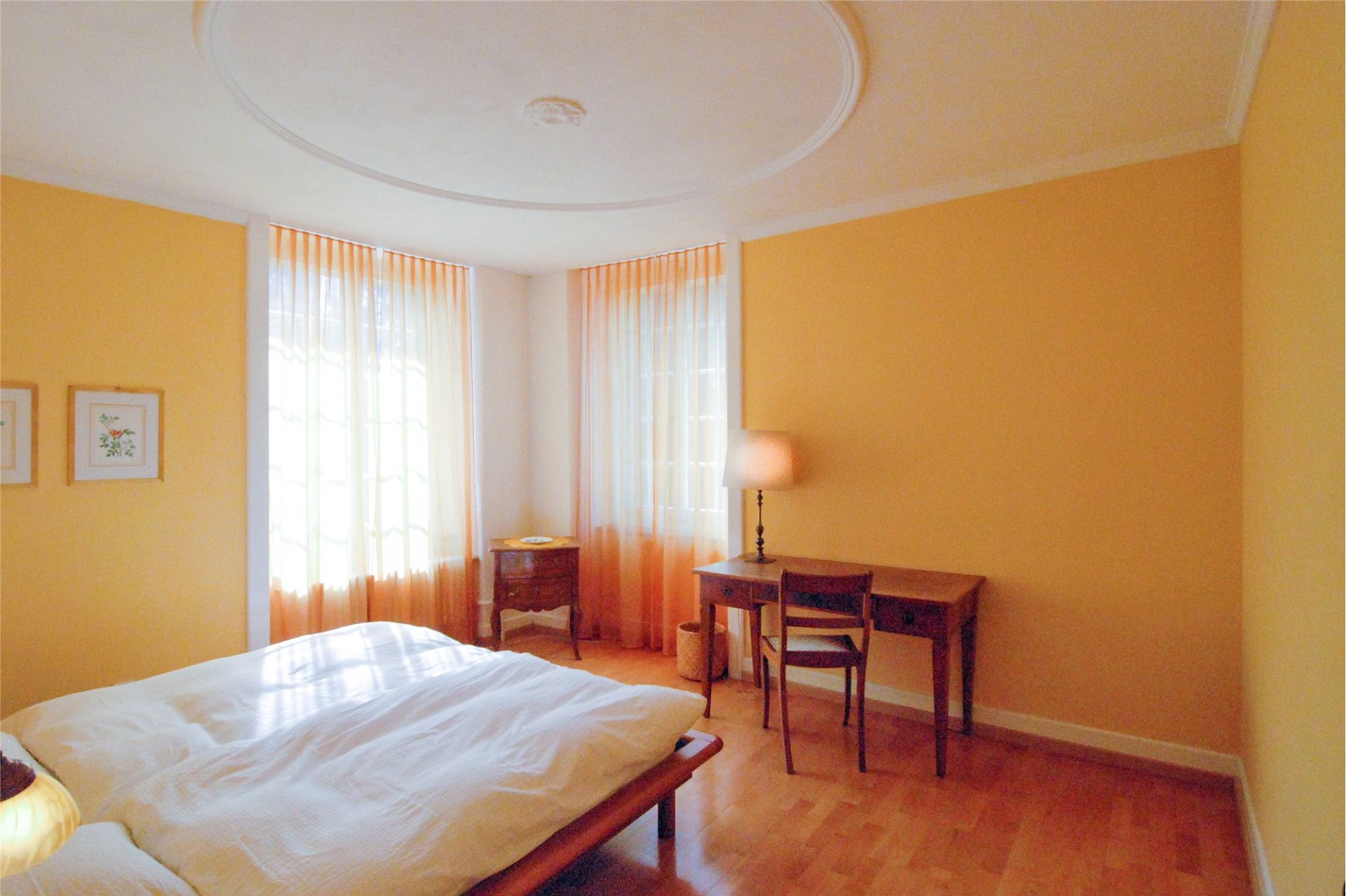 Helles Schlafzimmer mit Schreibtisch