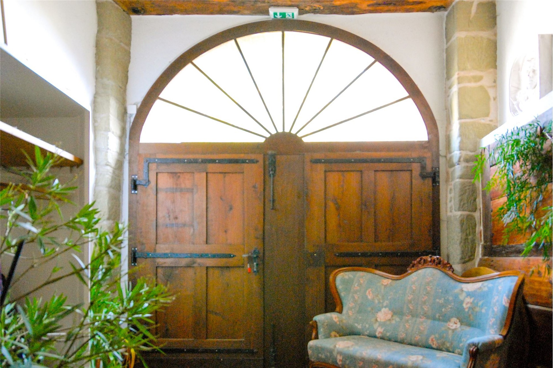 Historischer Eingangsbereich mit Holztor