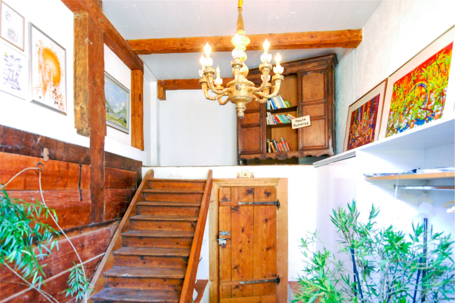Rustikale Galerie mit Holztreppe