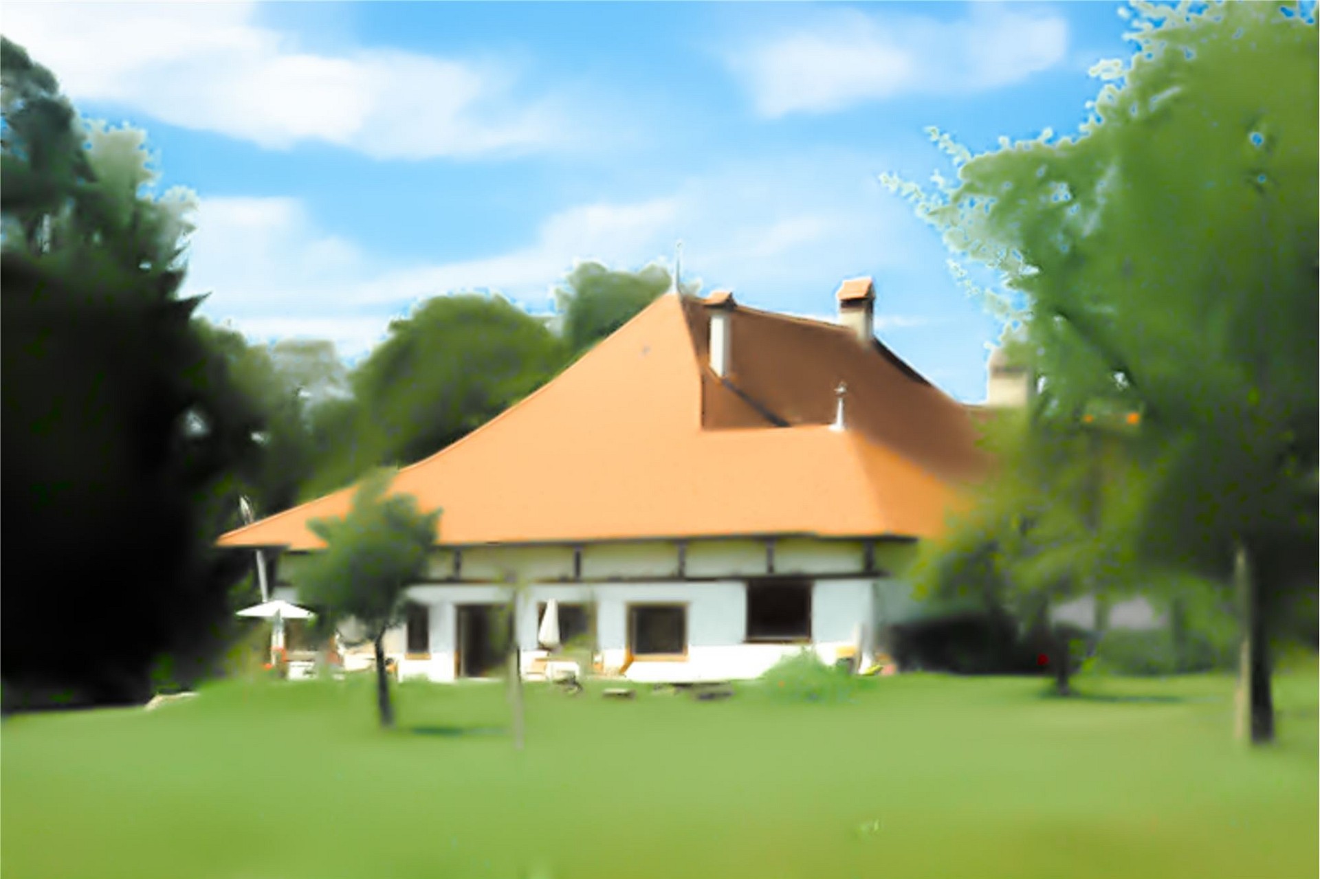 Landhaus mit großem Satteldach und Garten