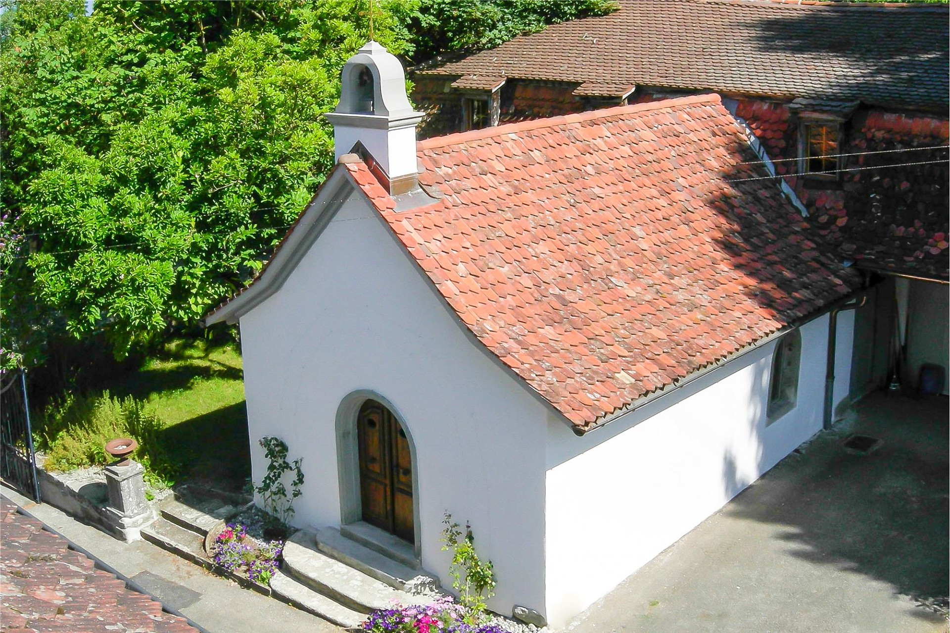 Kleines Nebengebäude mit Ziegeldach