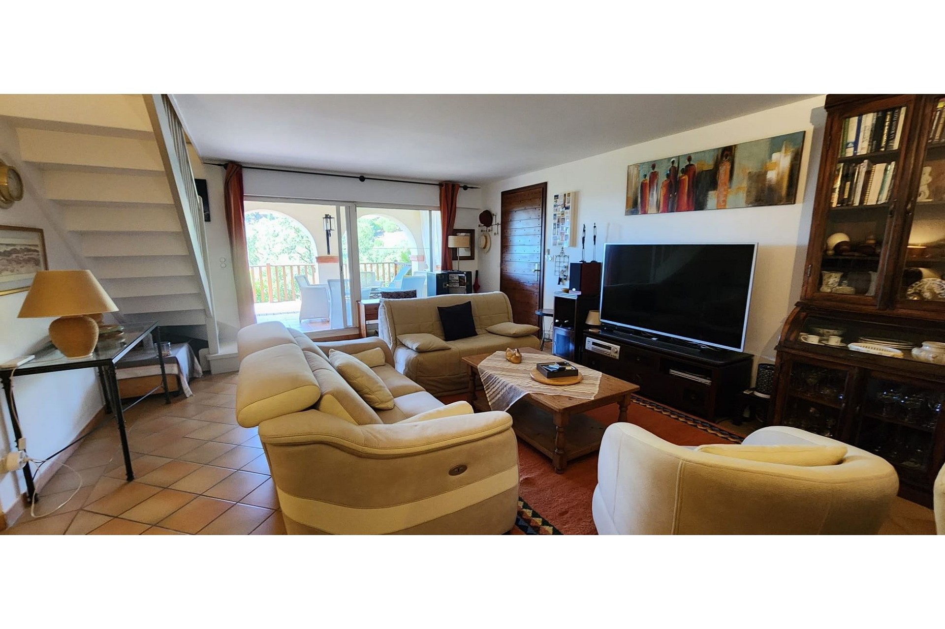 Gemütliches Wohnzimmer mit Terrasse