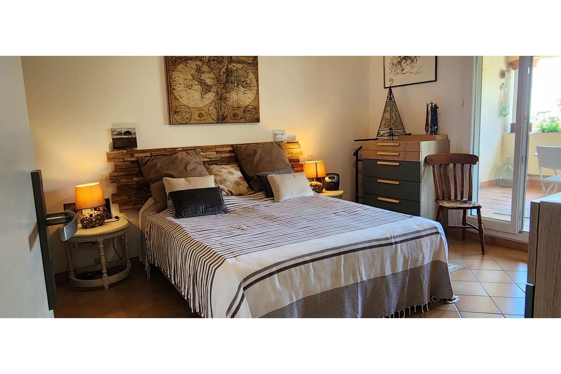 Gemütliches Schlafzimmer mit Balkonzugang