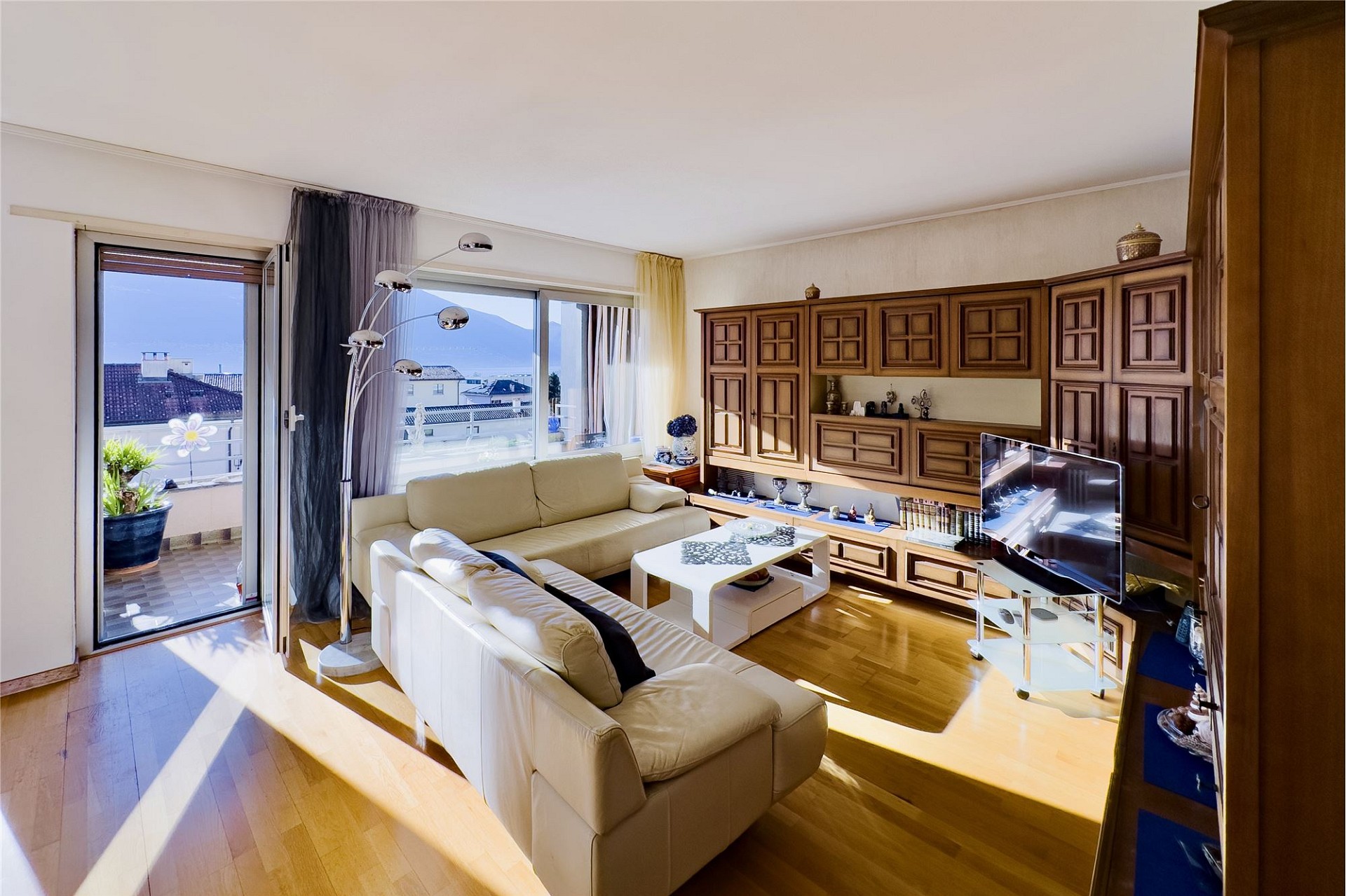 Helles Wohnzimmer mit Balkonblick