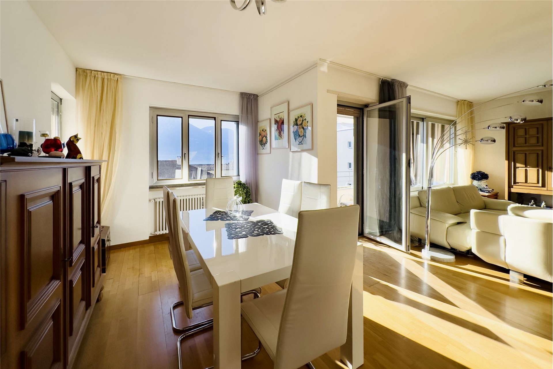 Helles Wohn- und Esszimmer mit Bergblick
