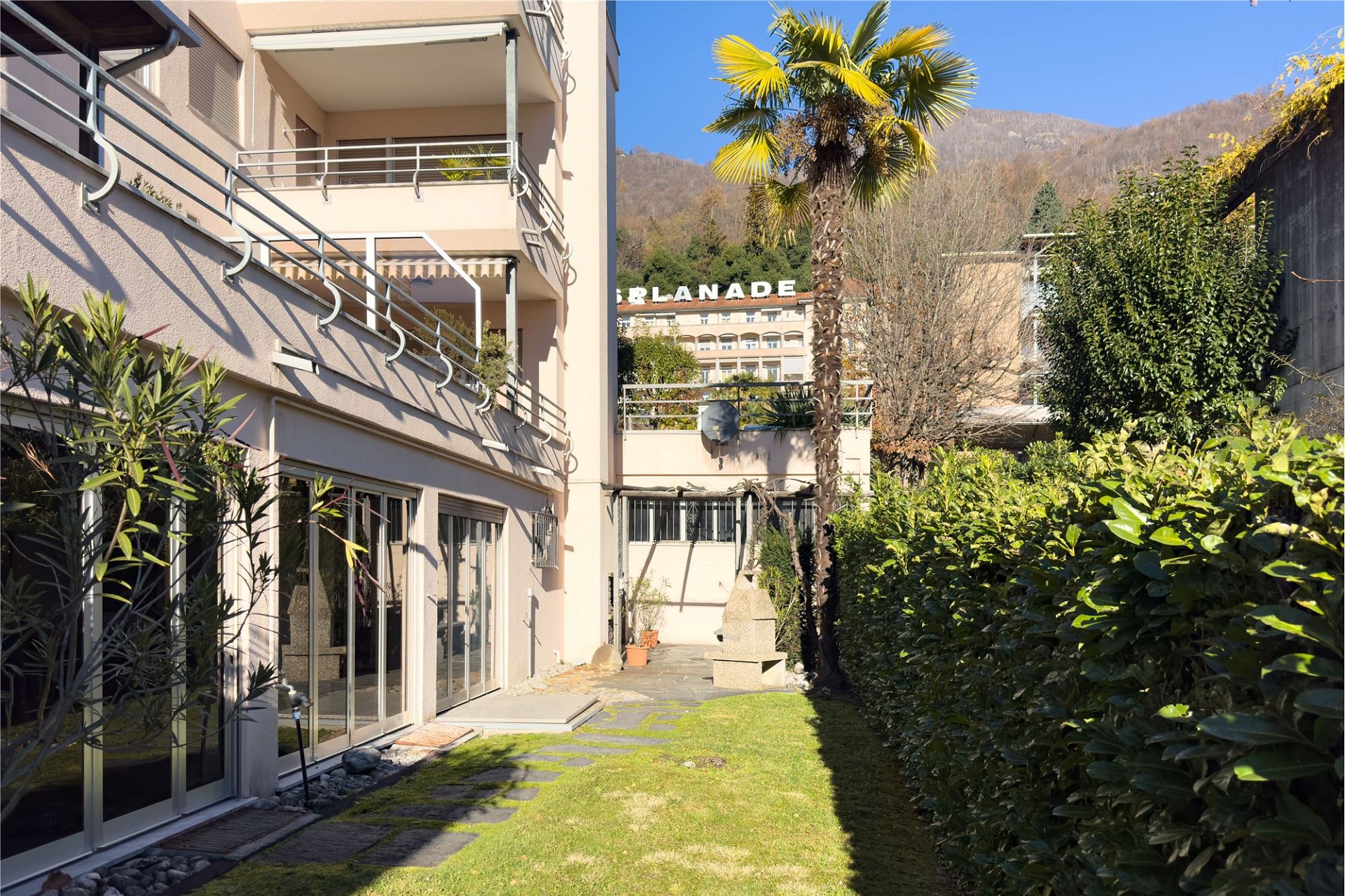 Gartenansicht mit Balkon und Bergblick