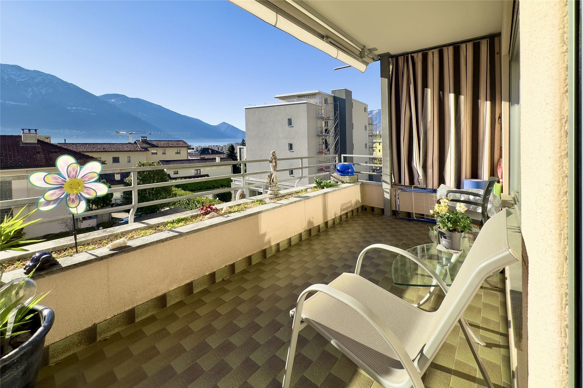 Balkon mit Bergblick