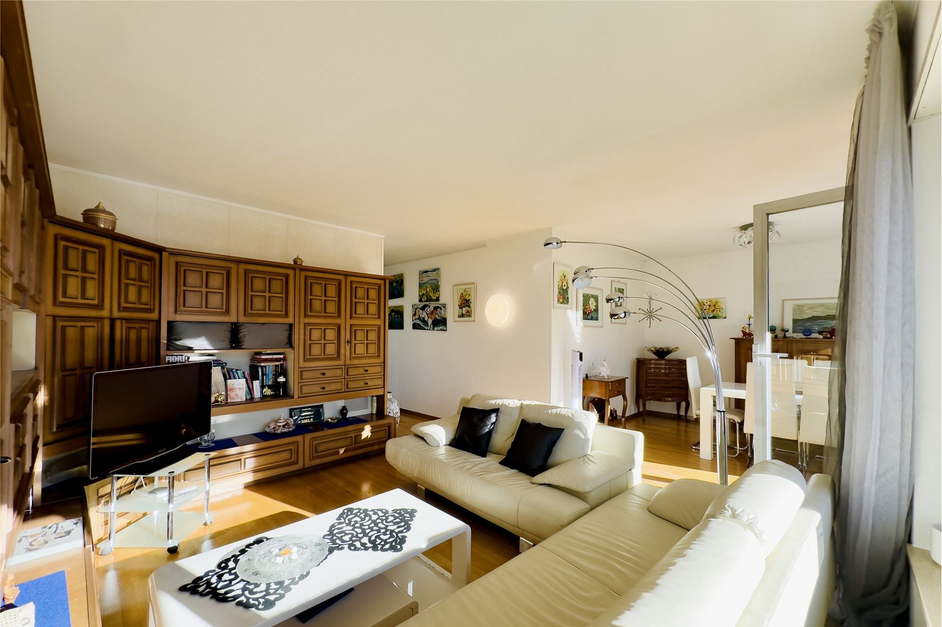 Helles Wohnzimmer mit Essbereich