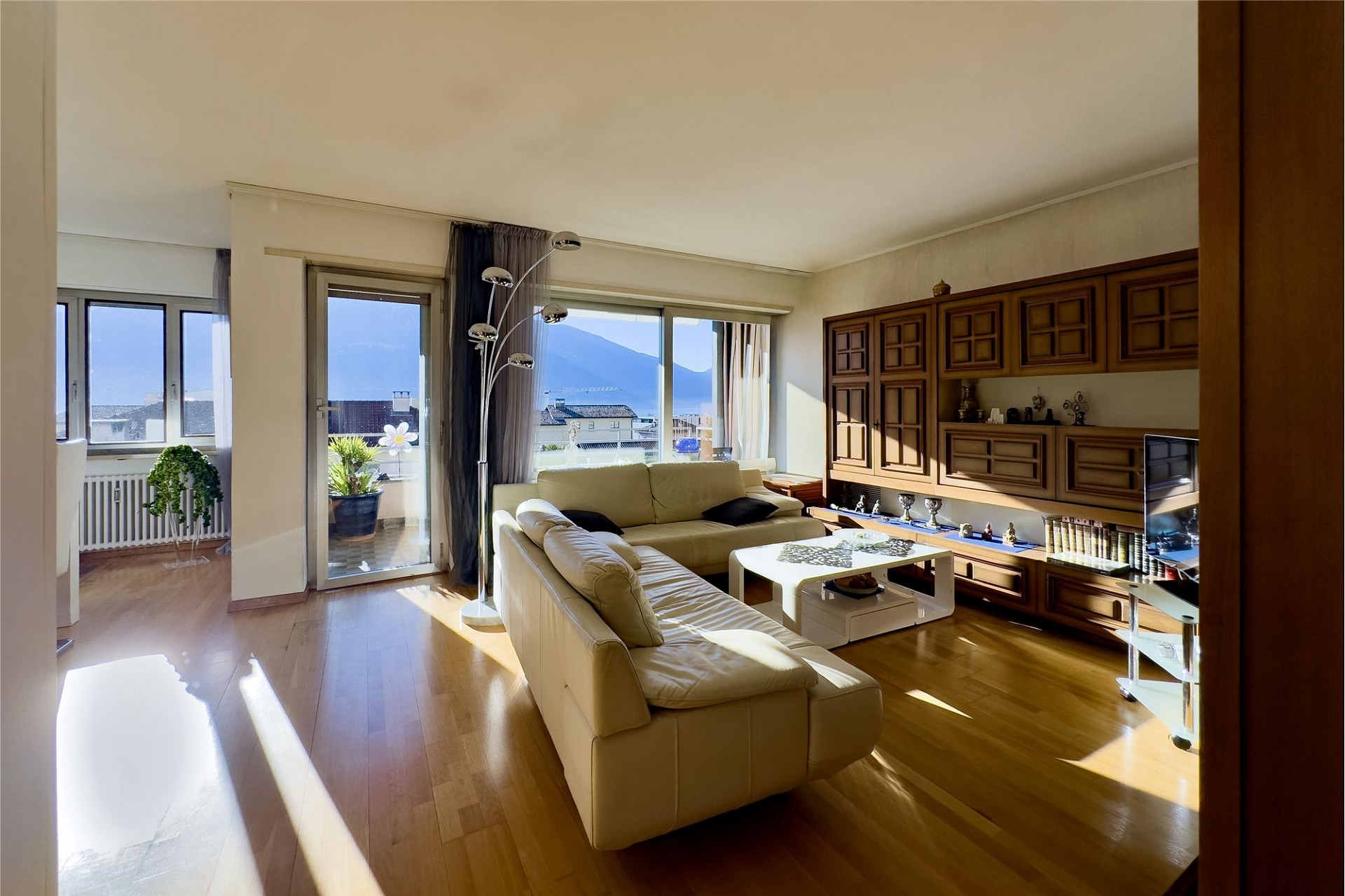 Helles Wohnzimmer mit Balkonblick