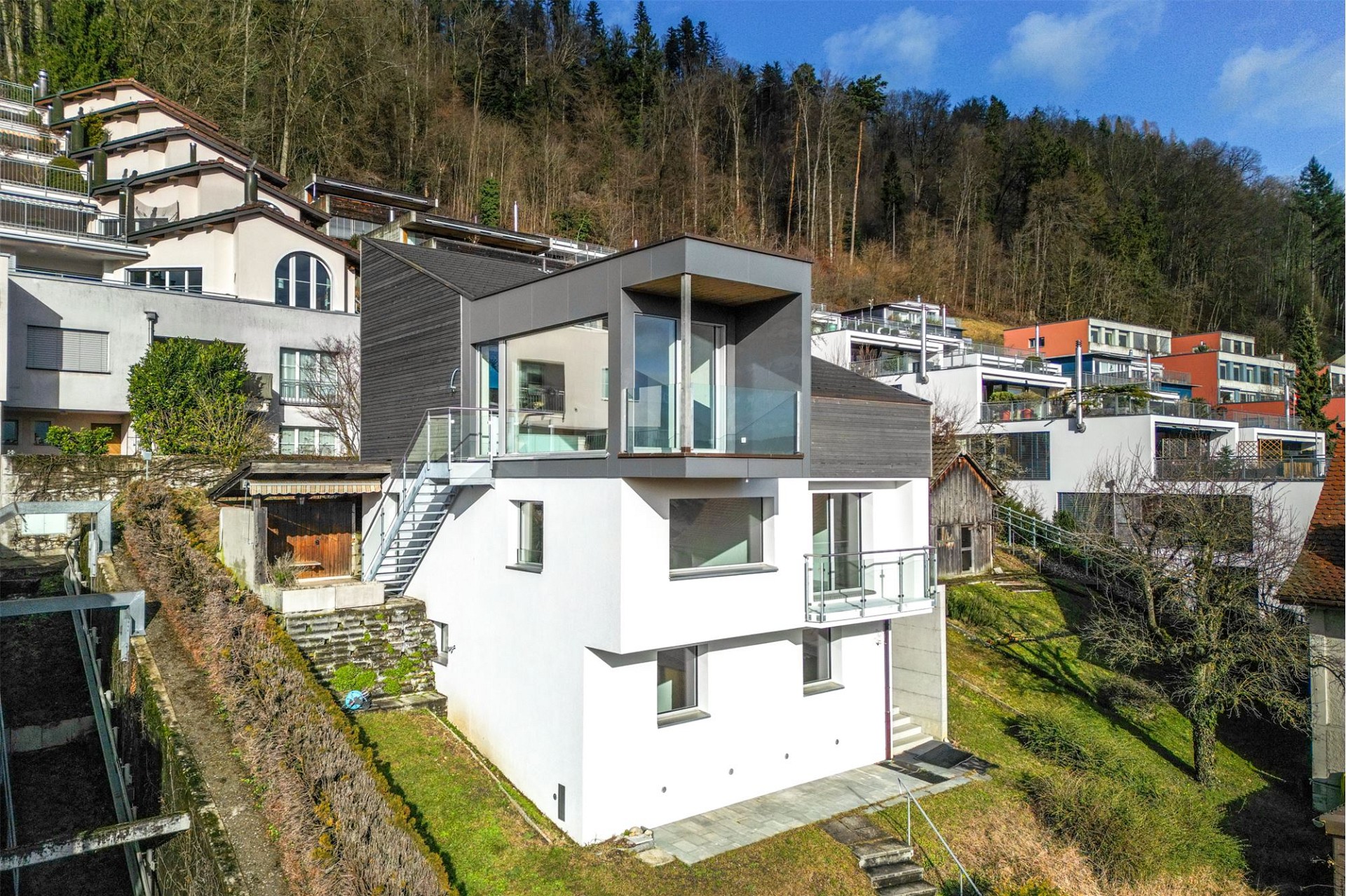 Modernes Hanghaus mit Terrassen und Glasbalkonen