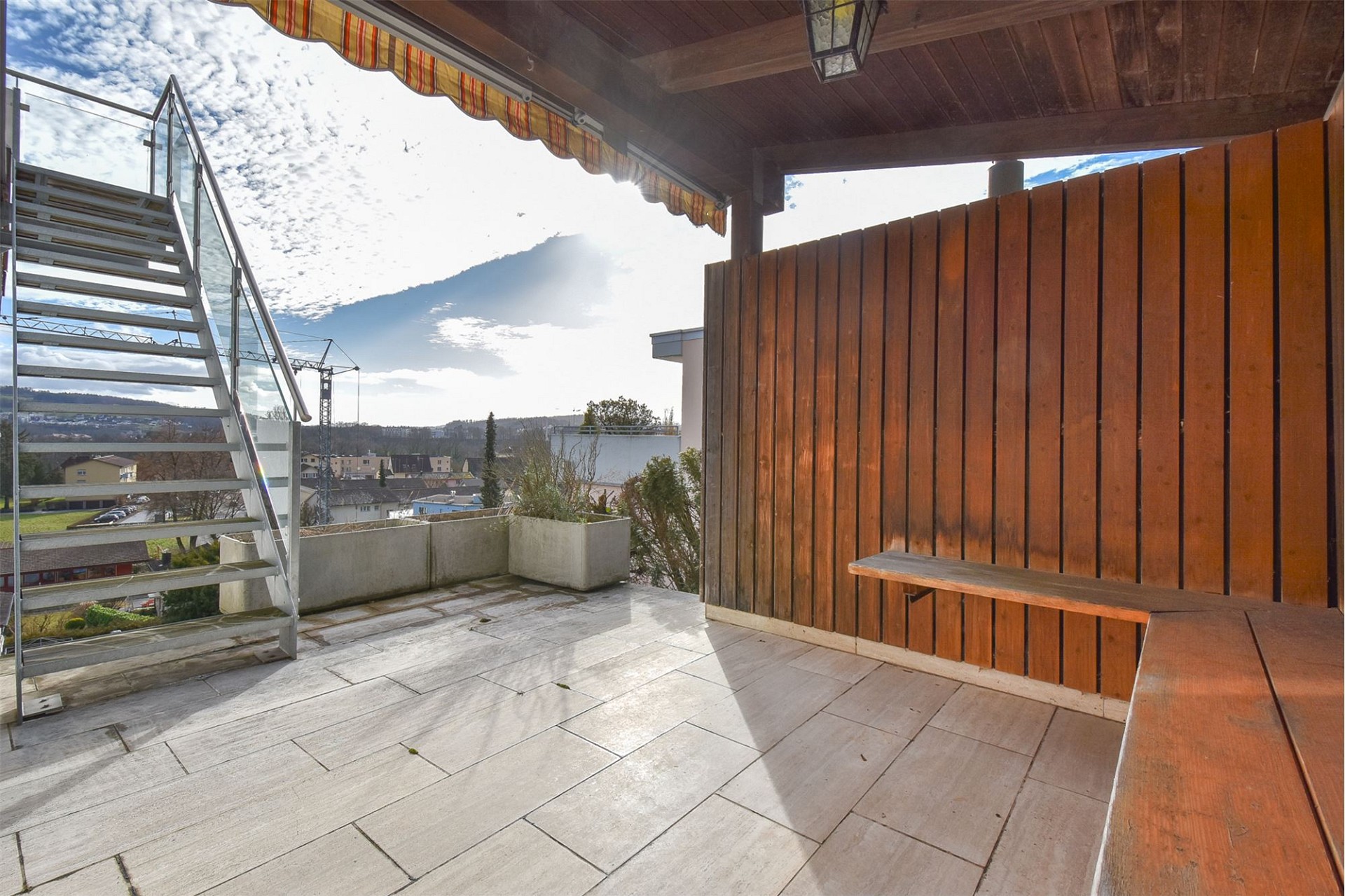 Überdachte Dachterrasse mit Ausblick