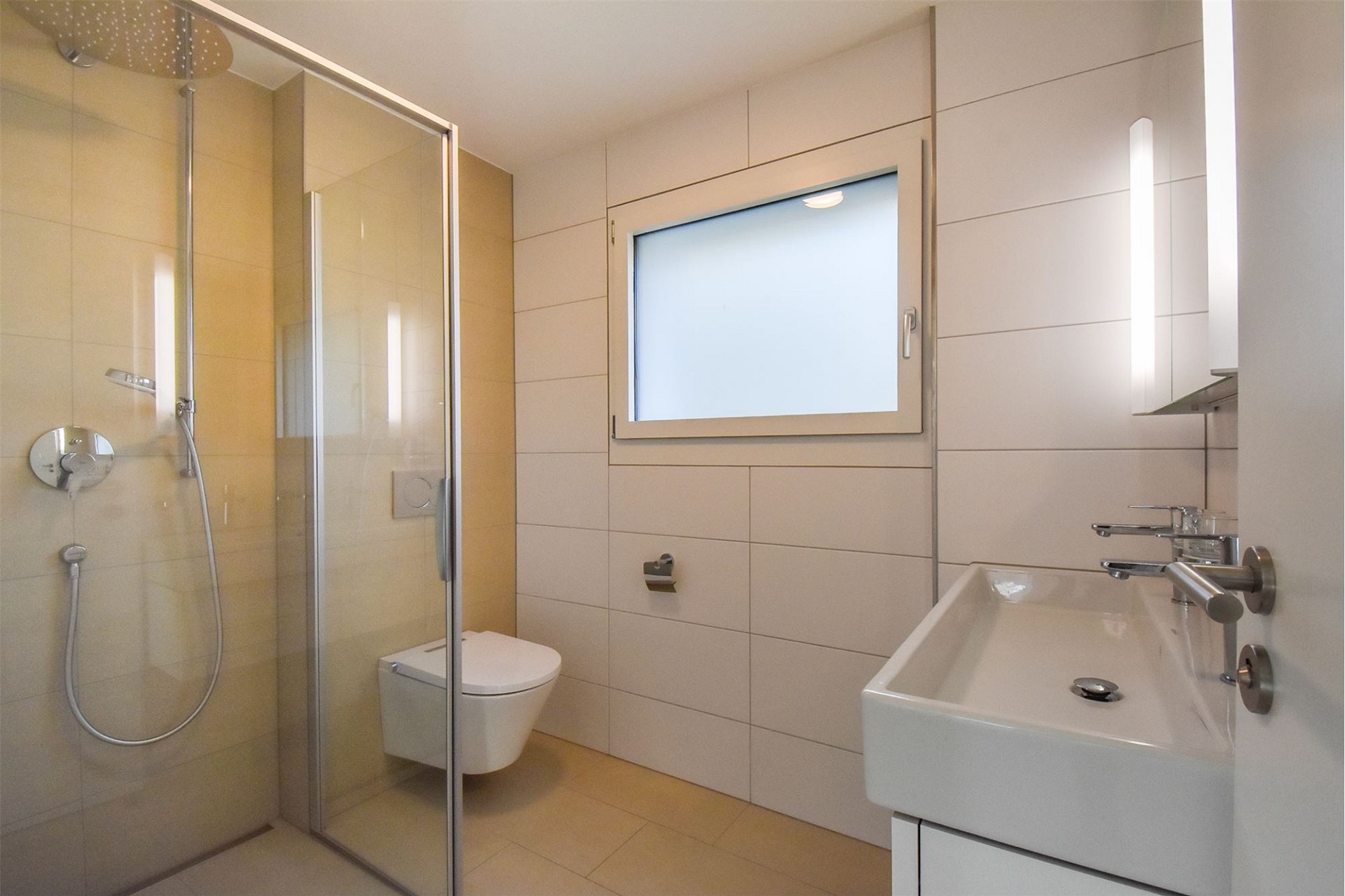 Modernes Badezimmer mit Dusche und Waschtisch