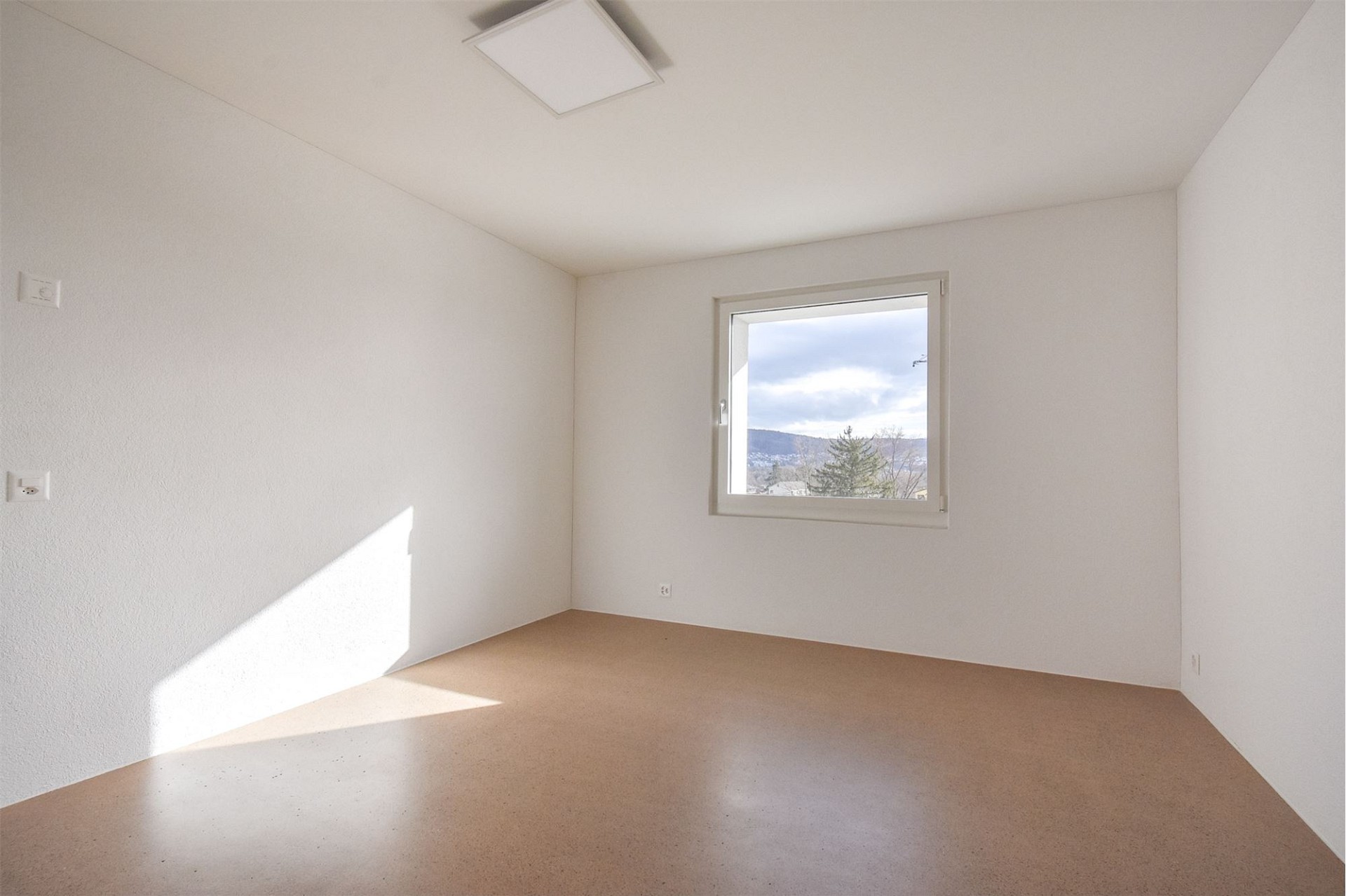 Leerer heller Raum mit Fensterblick