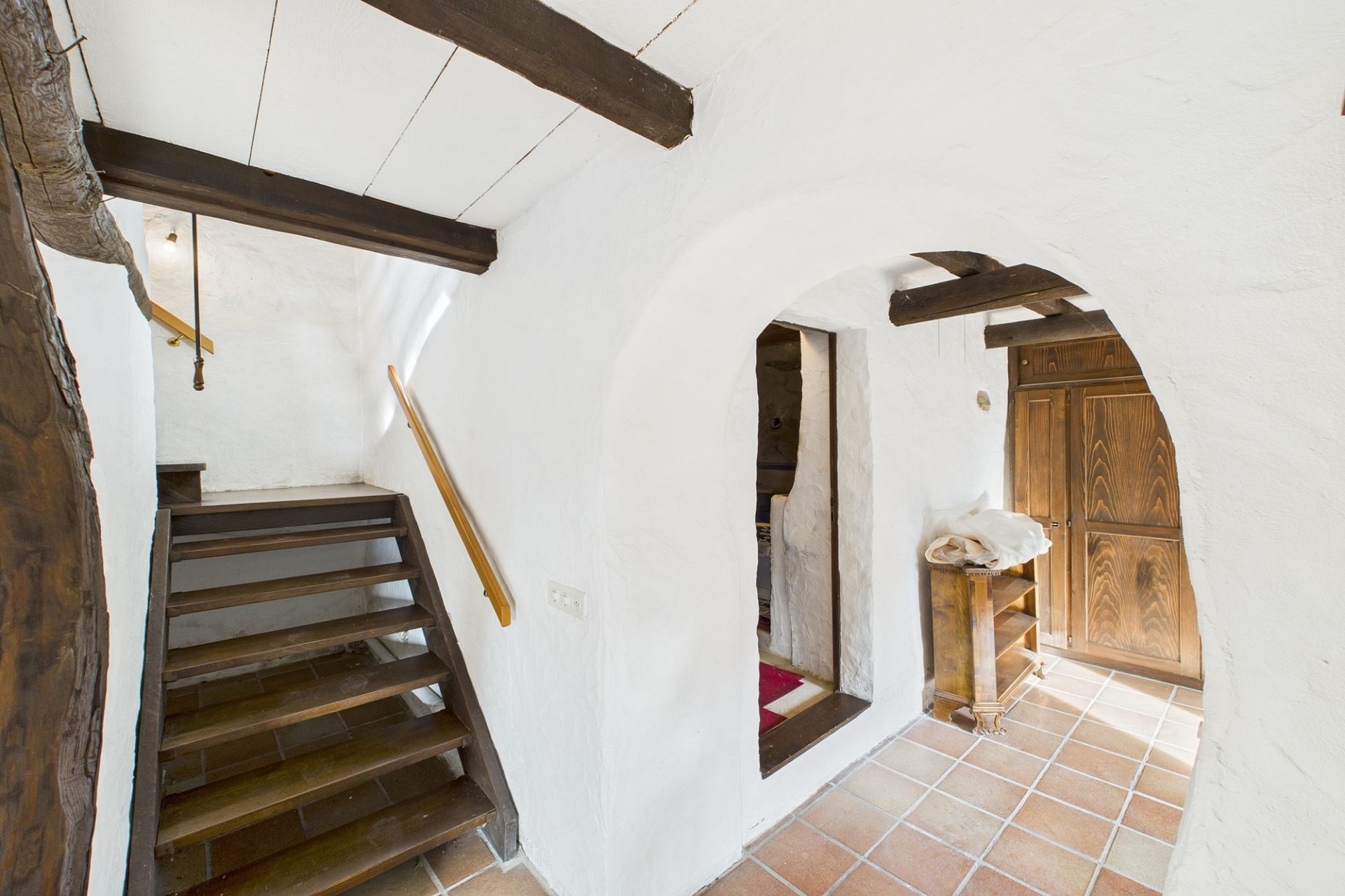 Rustikaler Flur mit Treppe