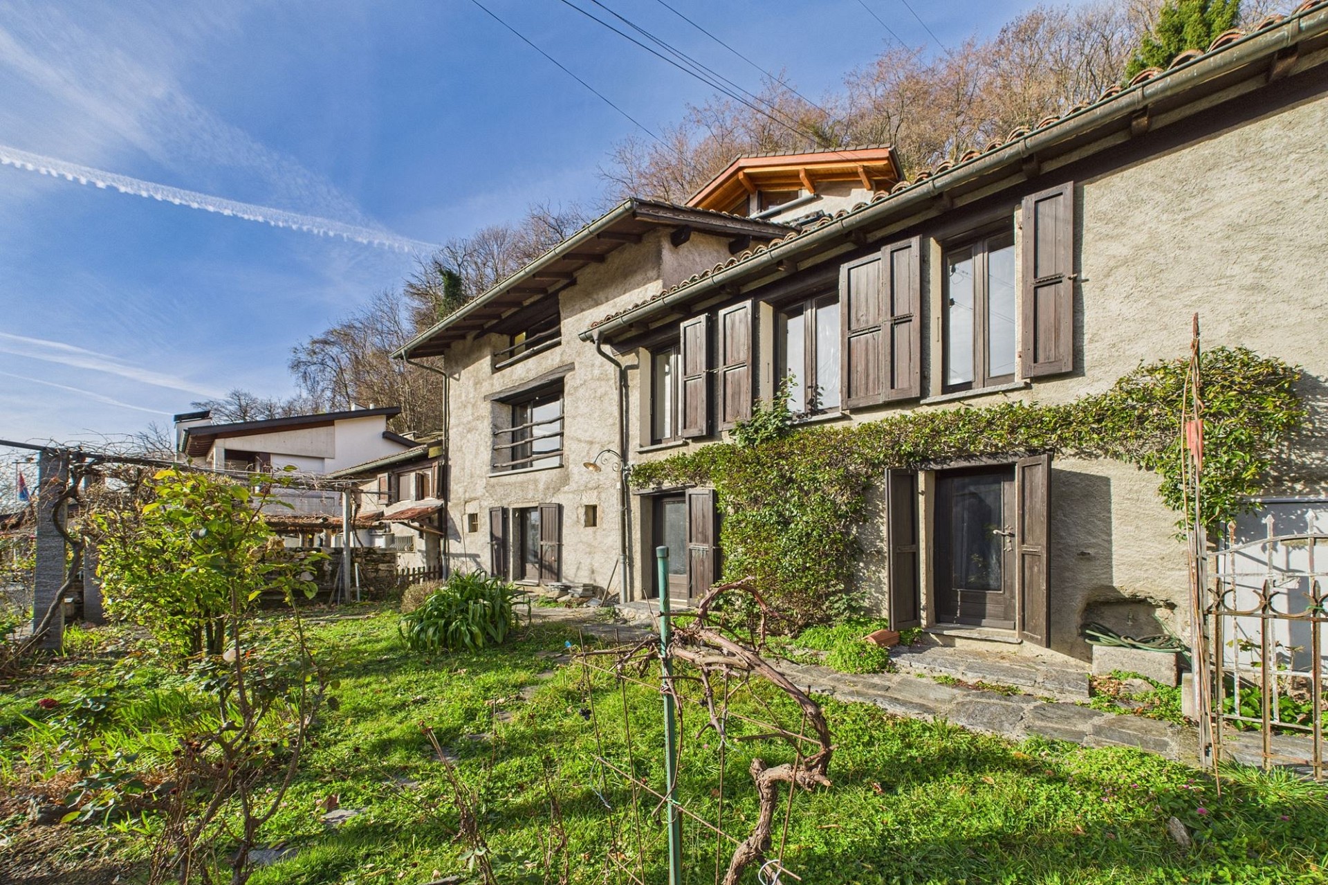 Traditionelles Haus mit Garten