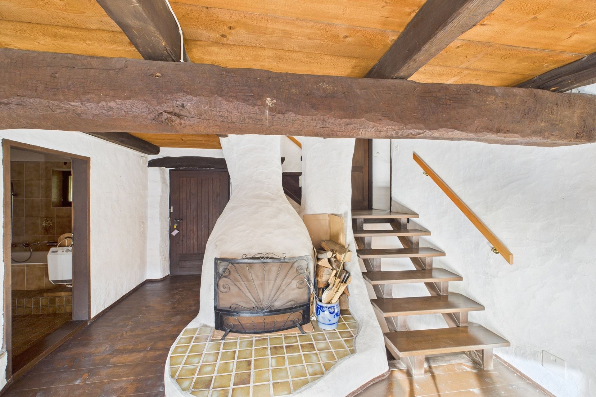 Rustikales Treppenhaus mit Kamin und Sichtbalken