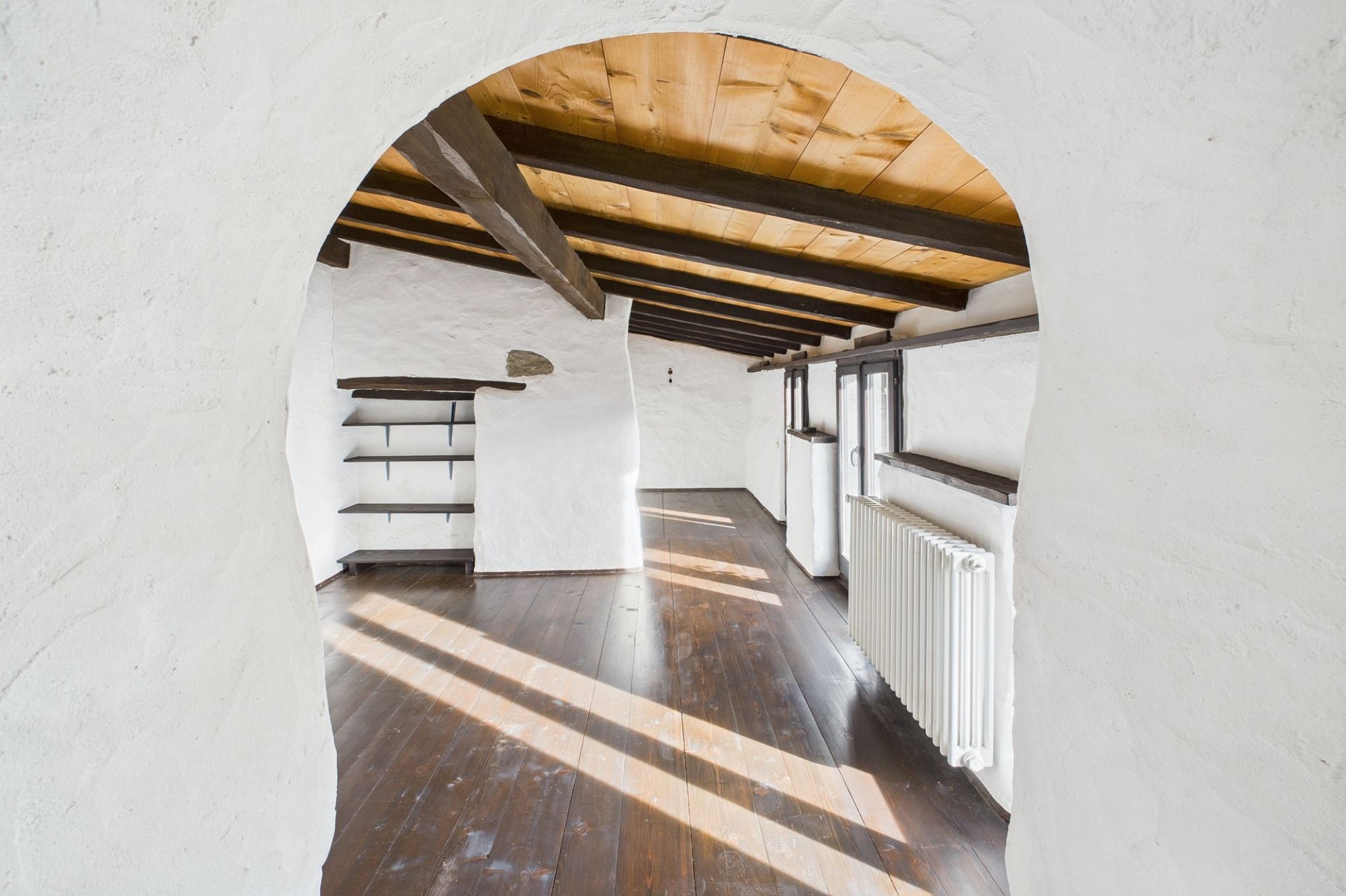 Rustikaler Dachraum mit Holzbalken