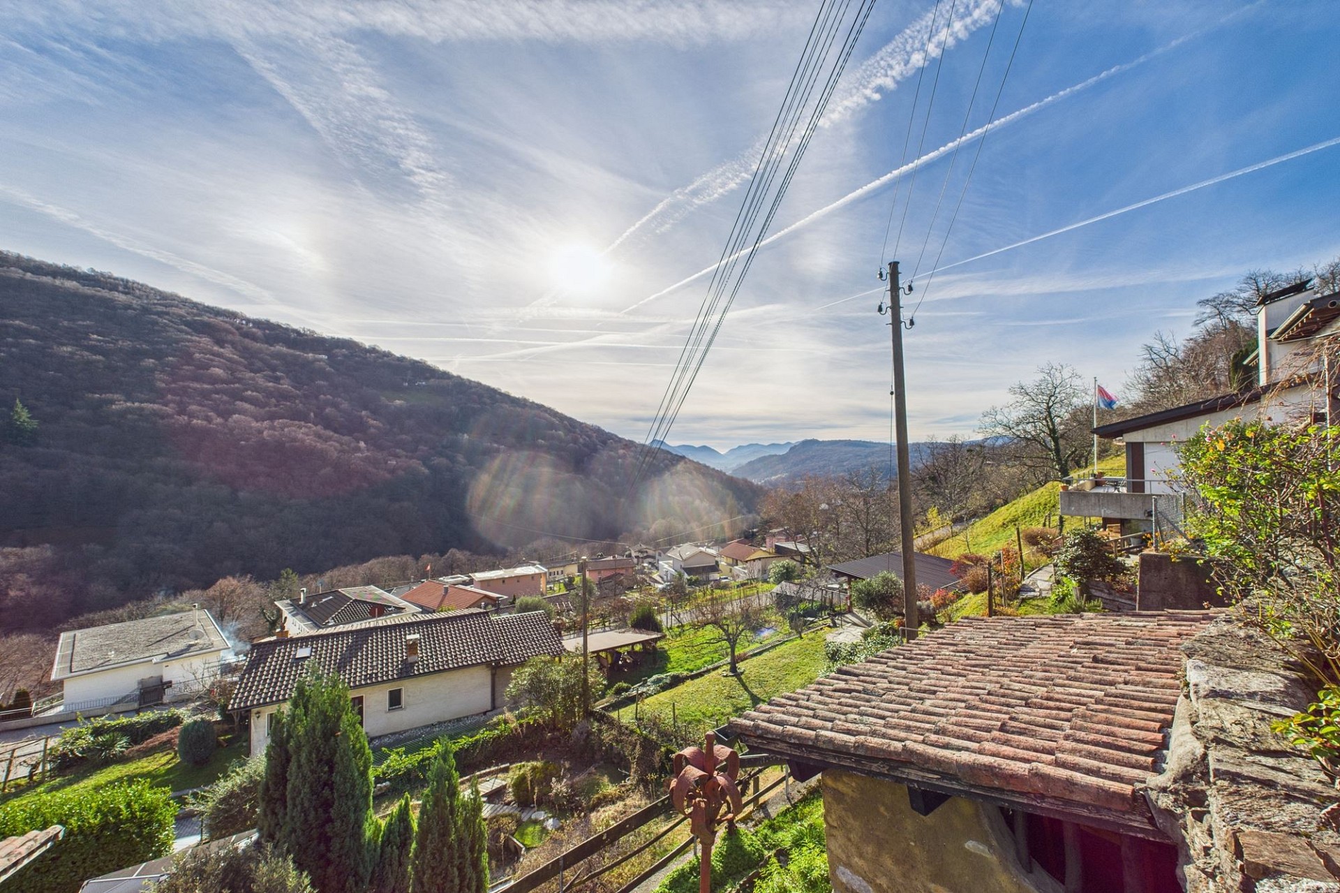 Talblick über ein Hanggrundstück