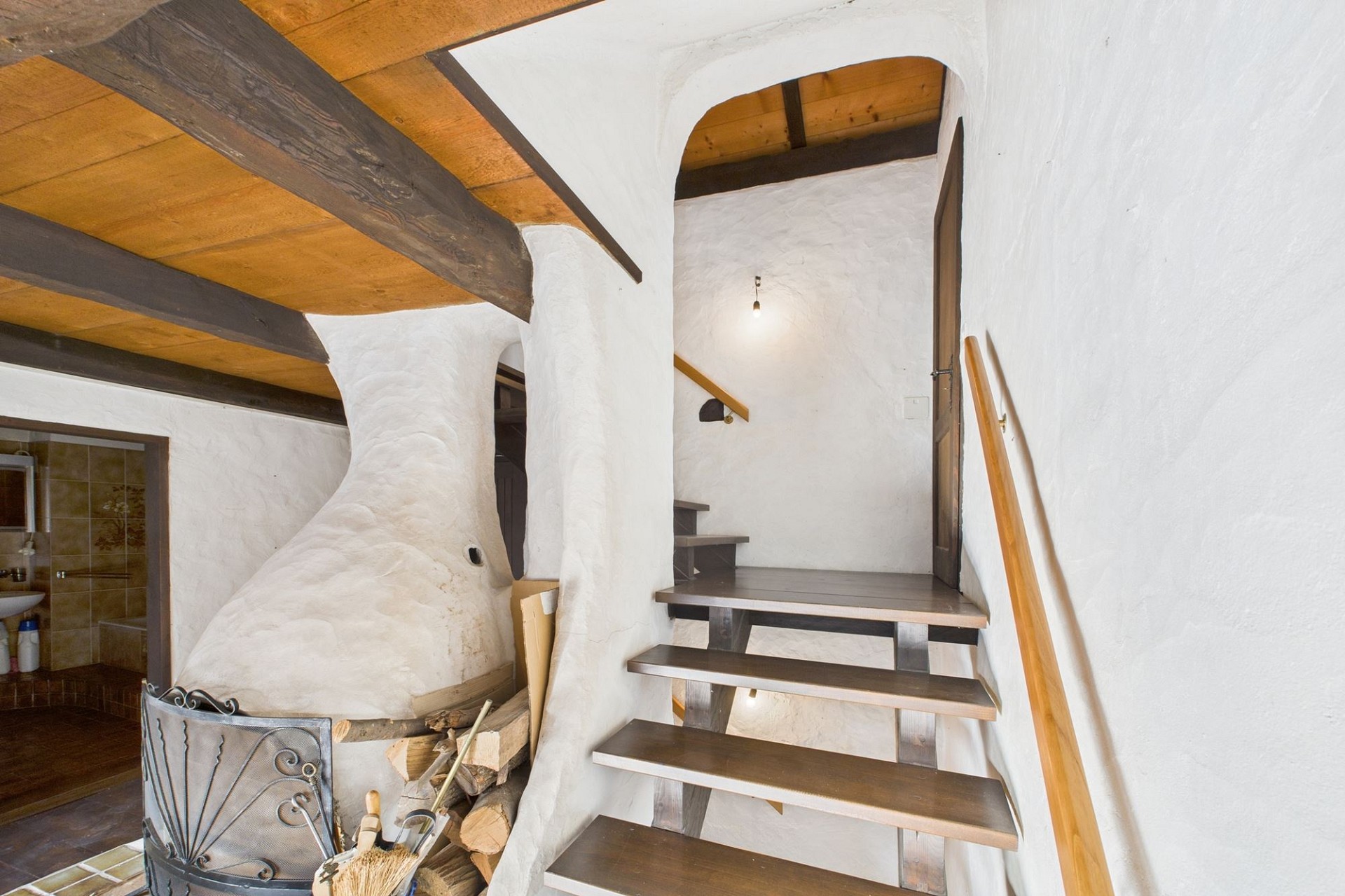 Treppenhaus mit rustikalem Kamin