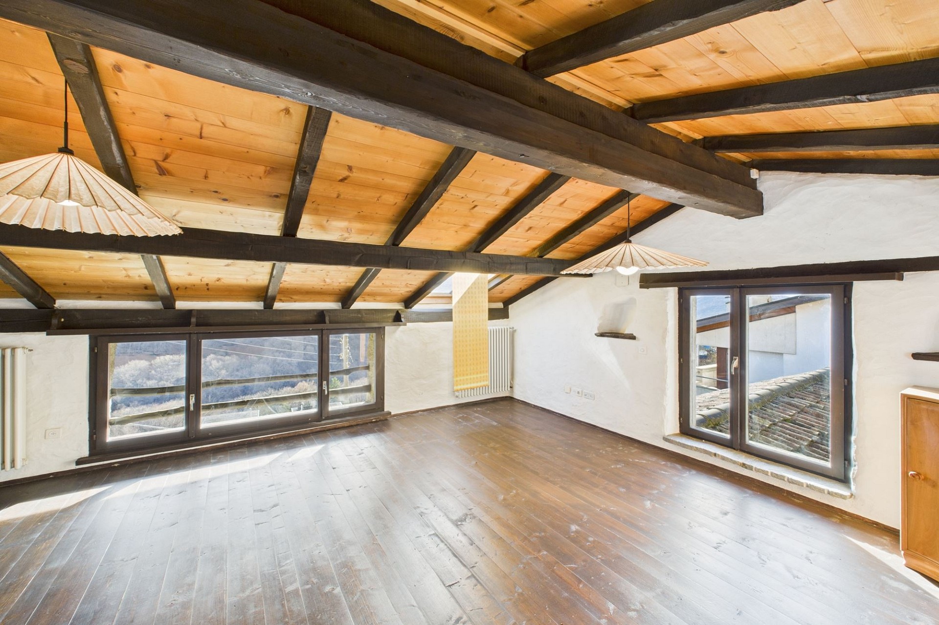 Rustikaler Dachraum mit Holzdecke