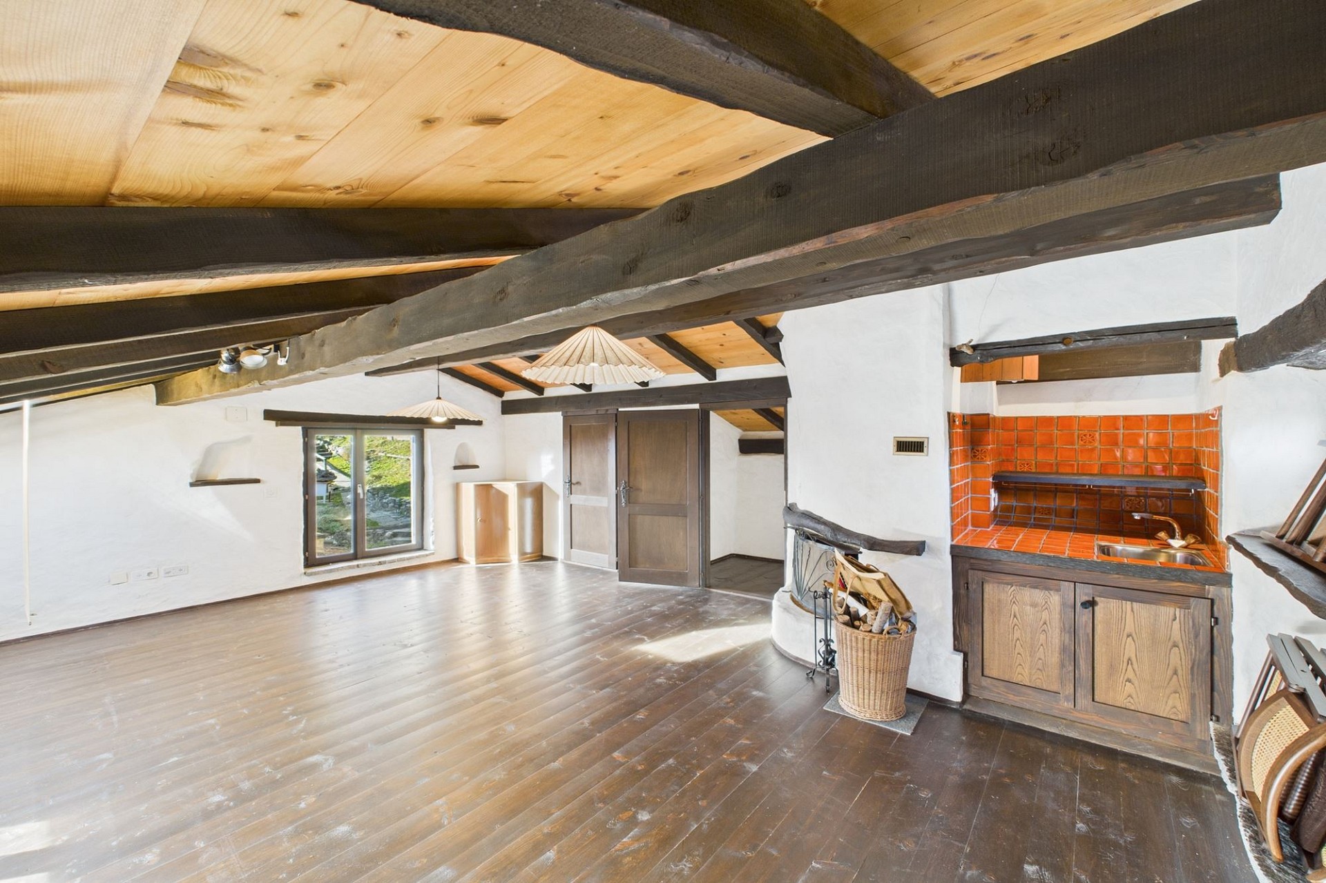 Rustikaler Wohnraum mit sichtbaren Holzbalken