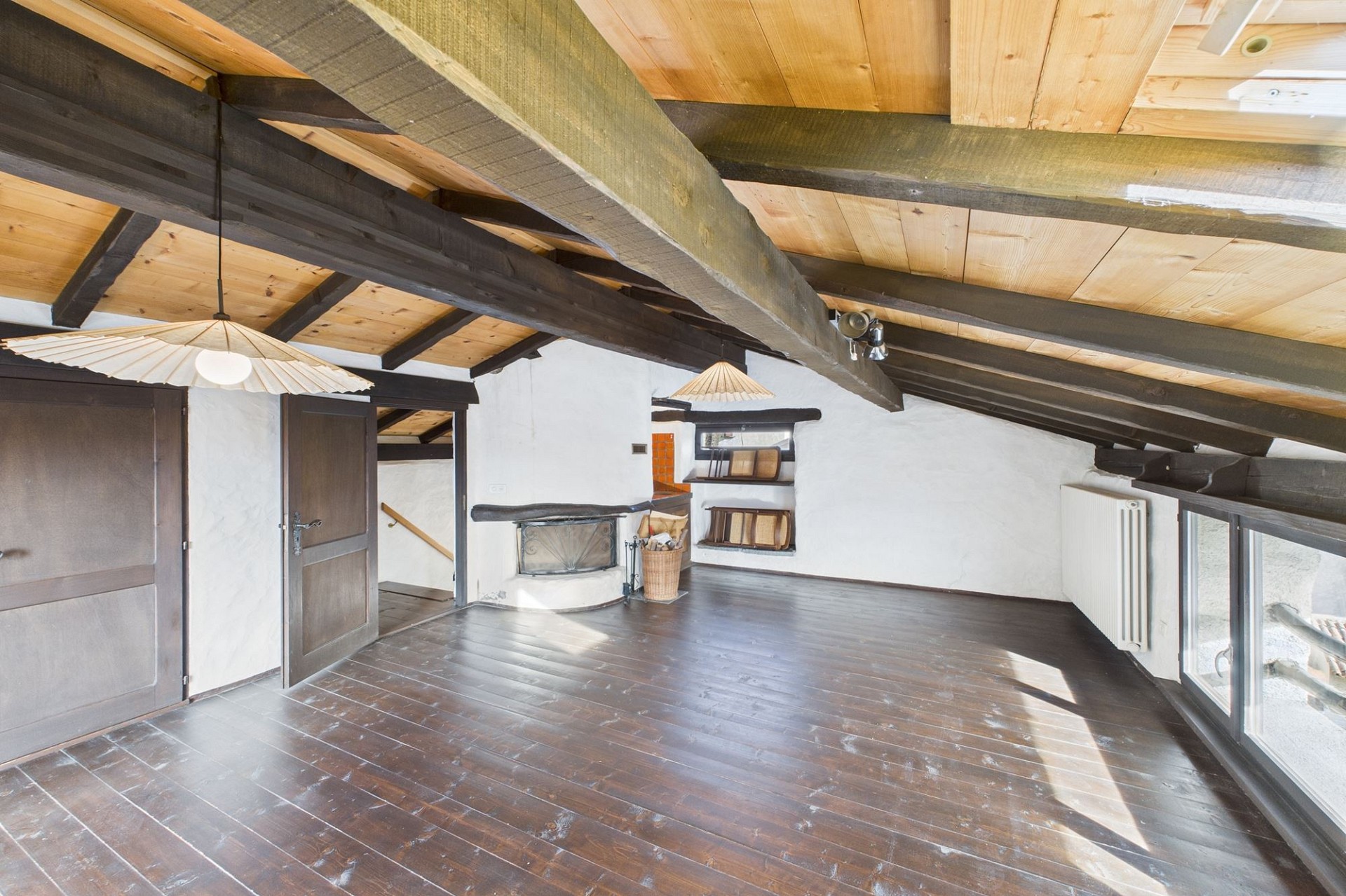 Dachgeschossraum mit sichtbaren Holzbalken