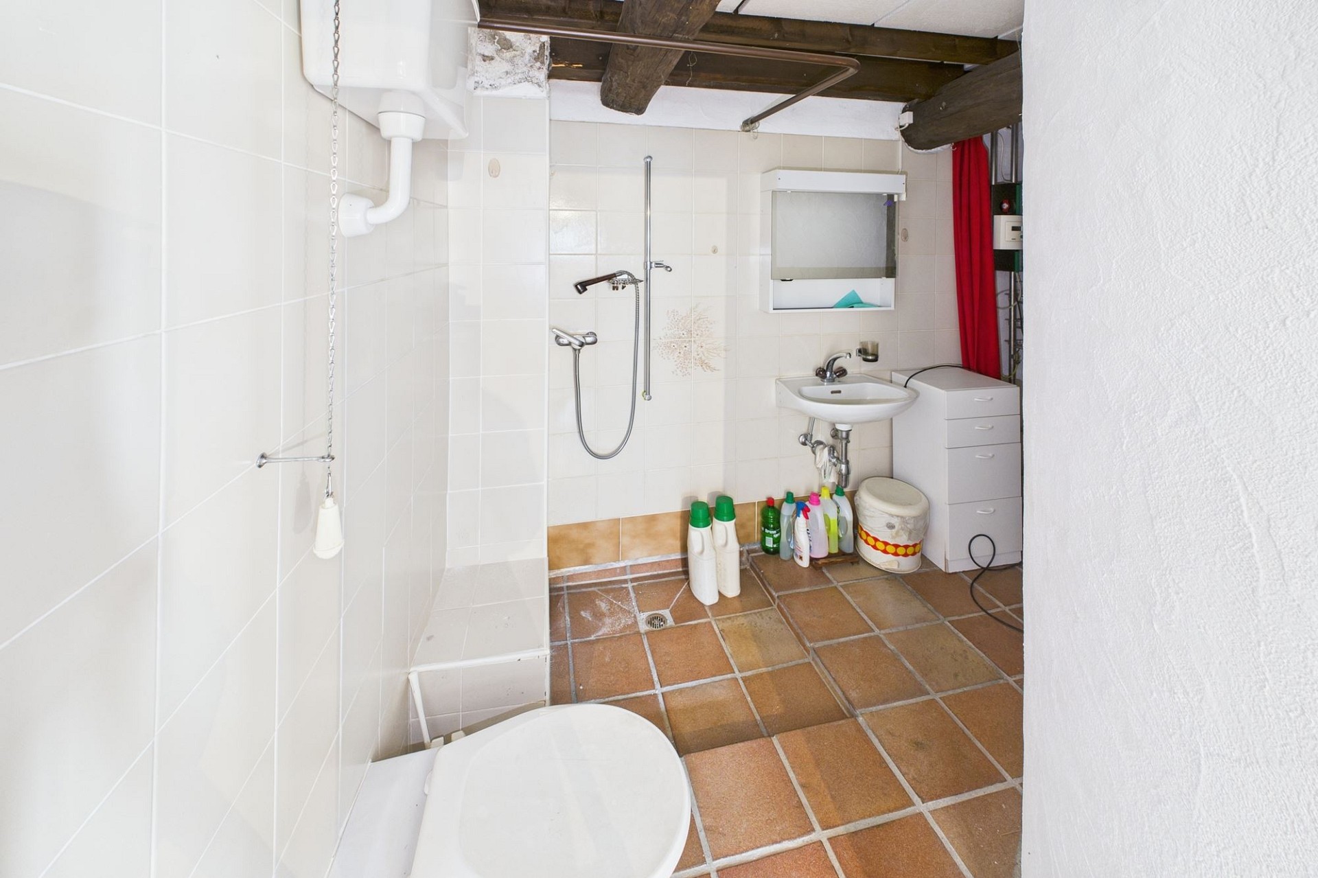 Kleines Badezimmer mit Dusche und WC