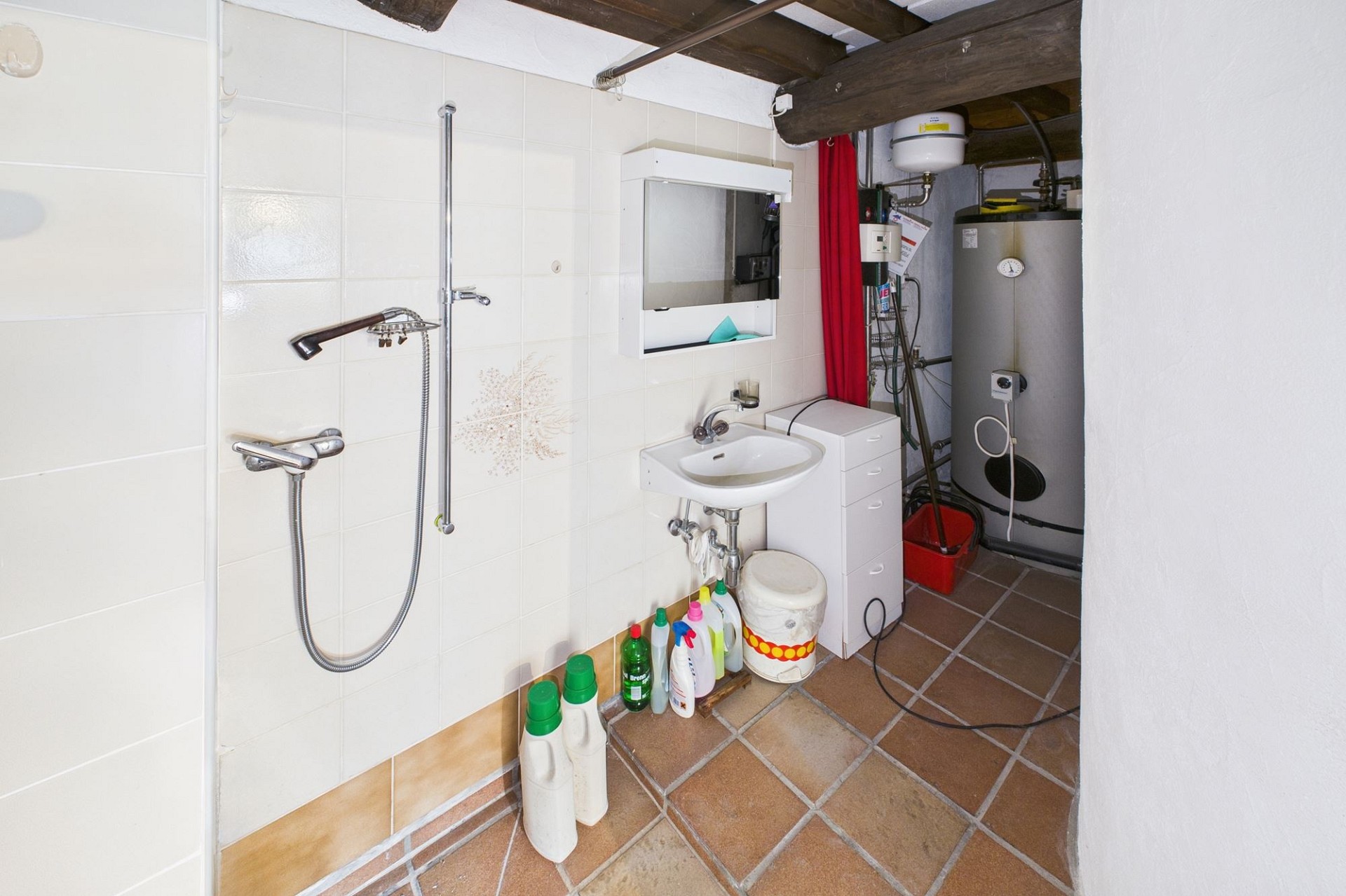 Hauswirtschaftsraum mit Dusche
