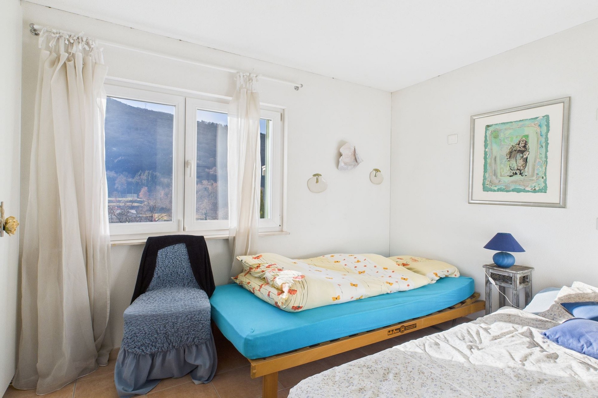 Helles Schlafzimmer mit Bergblick