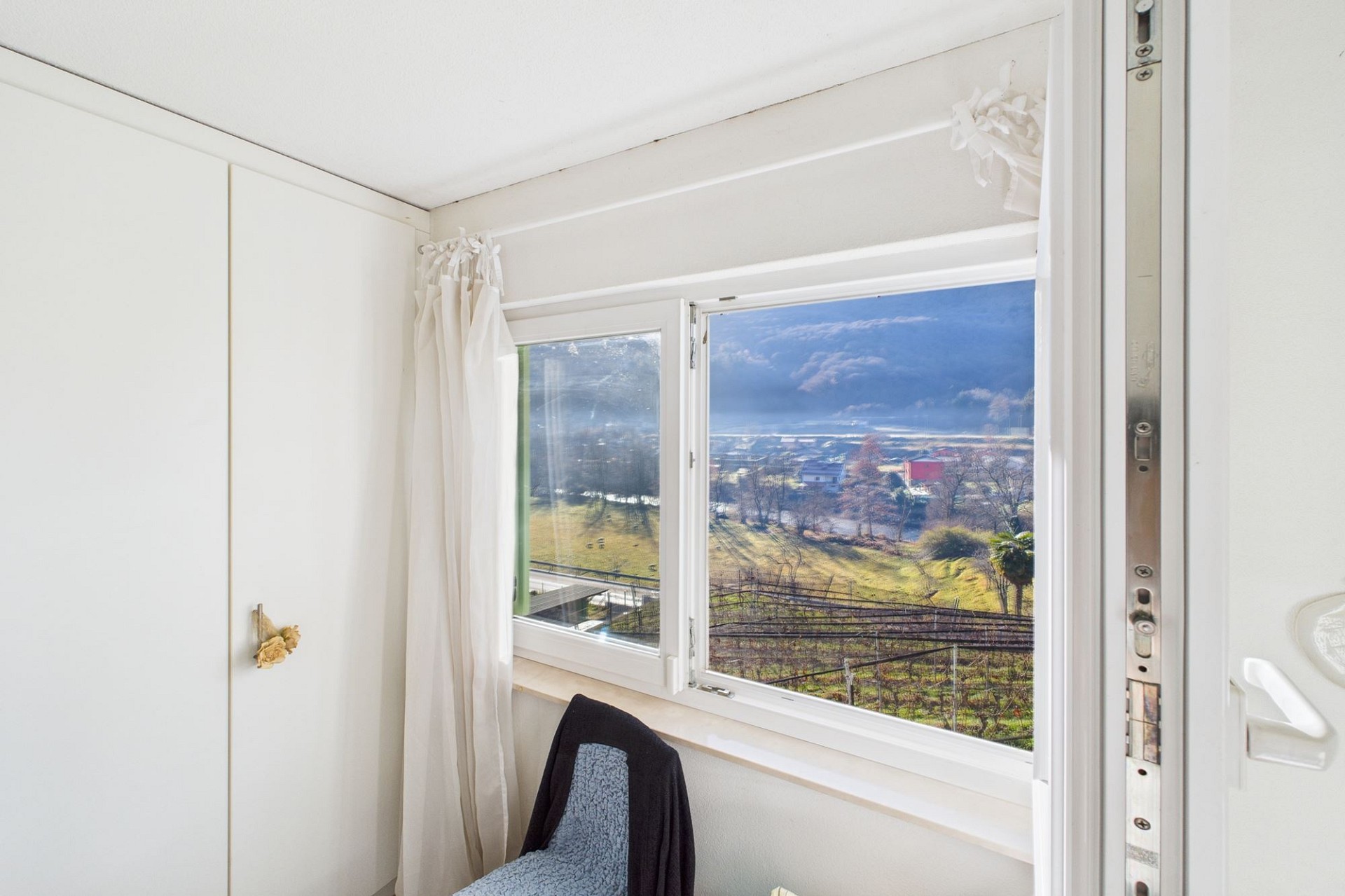 Heller Raum mit Fensterblick ins Grüne