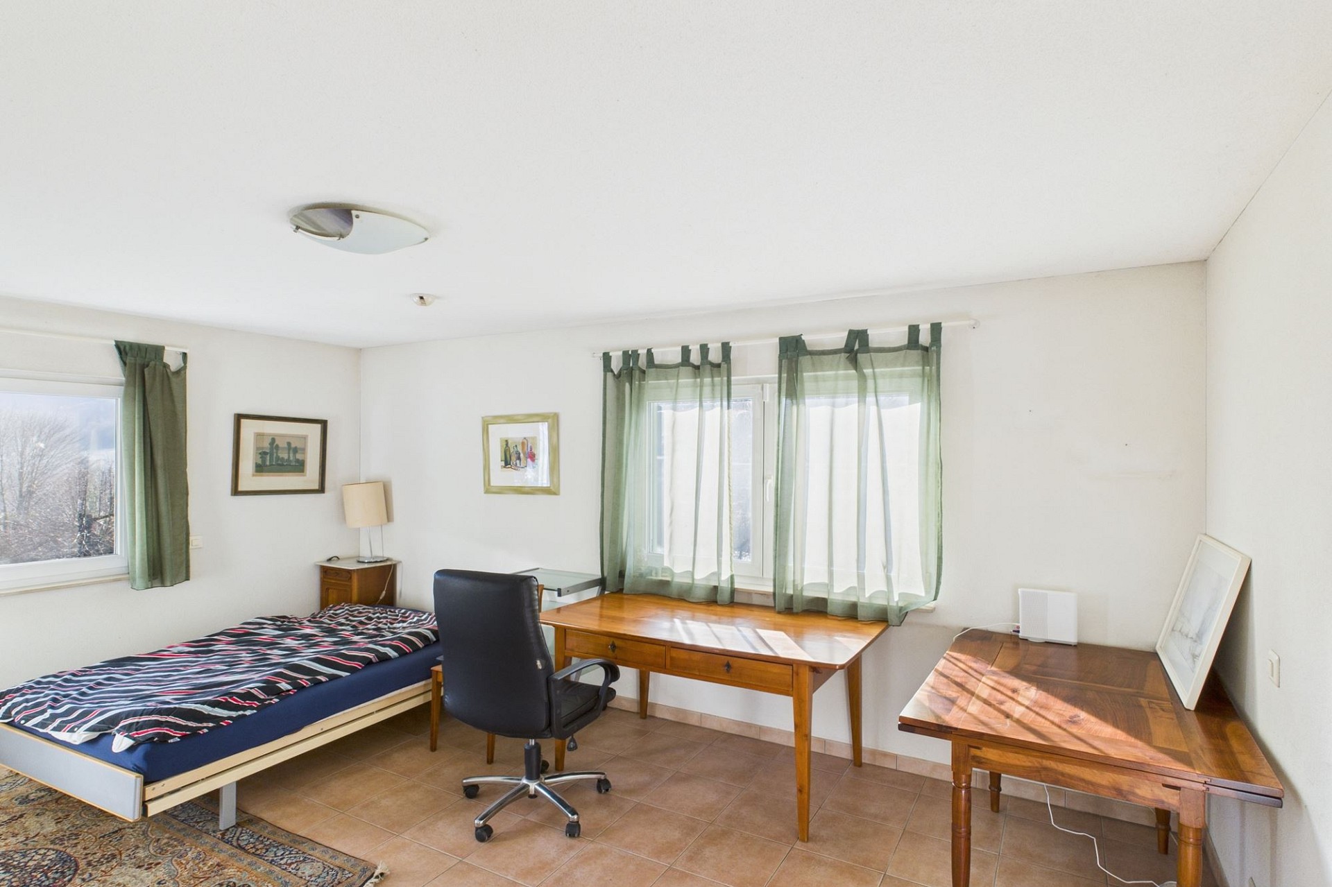 Helles Schlafzimmer mit Arbeitsbereich