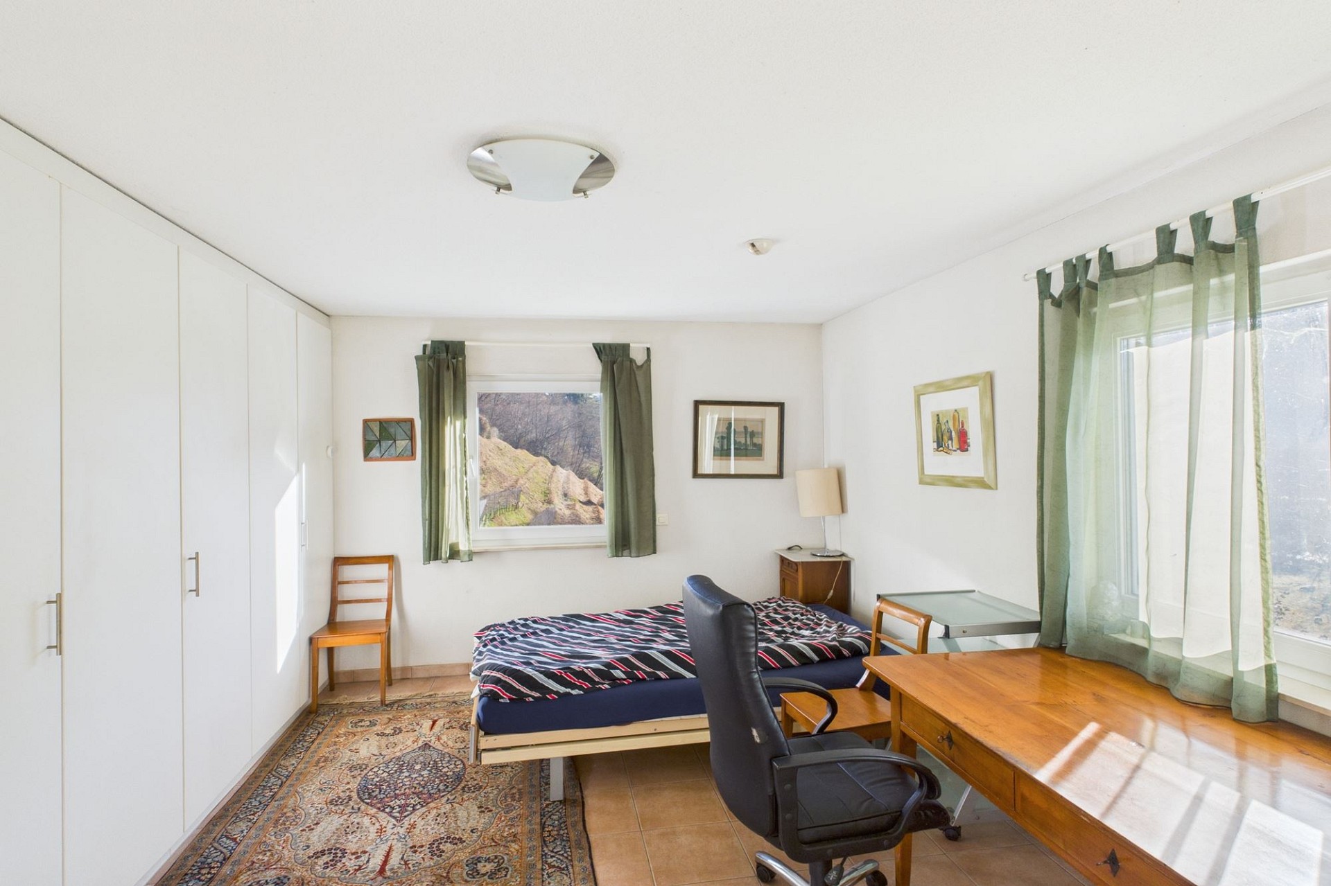 Helles Schlafzimmer mit Arbeitsbereich