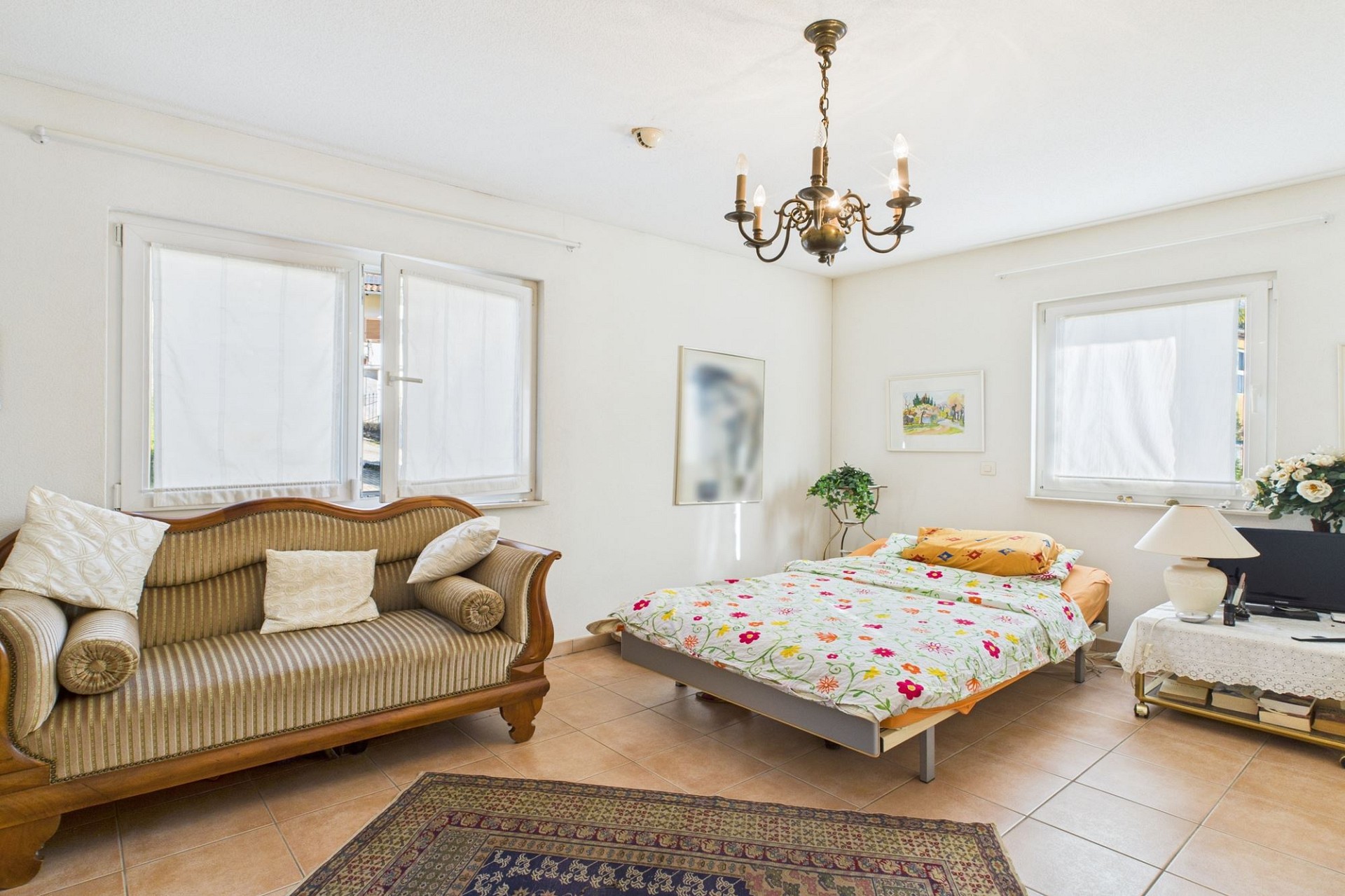 Helles Schlafzimmer mit klassischer Möblierung