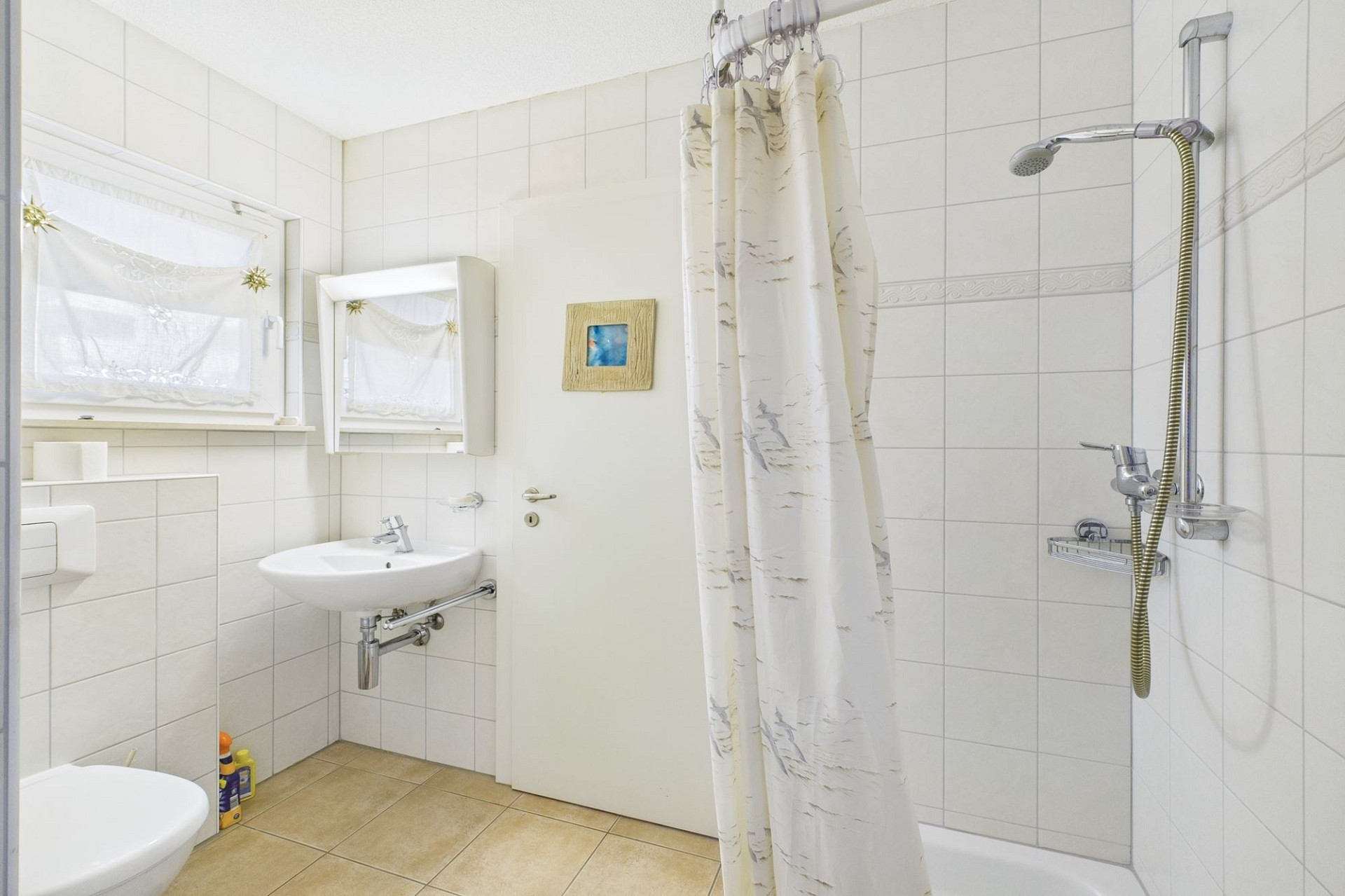Helles Badezimmer mit Dusche und Fenster