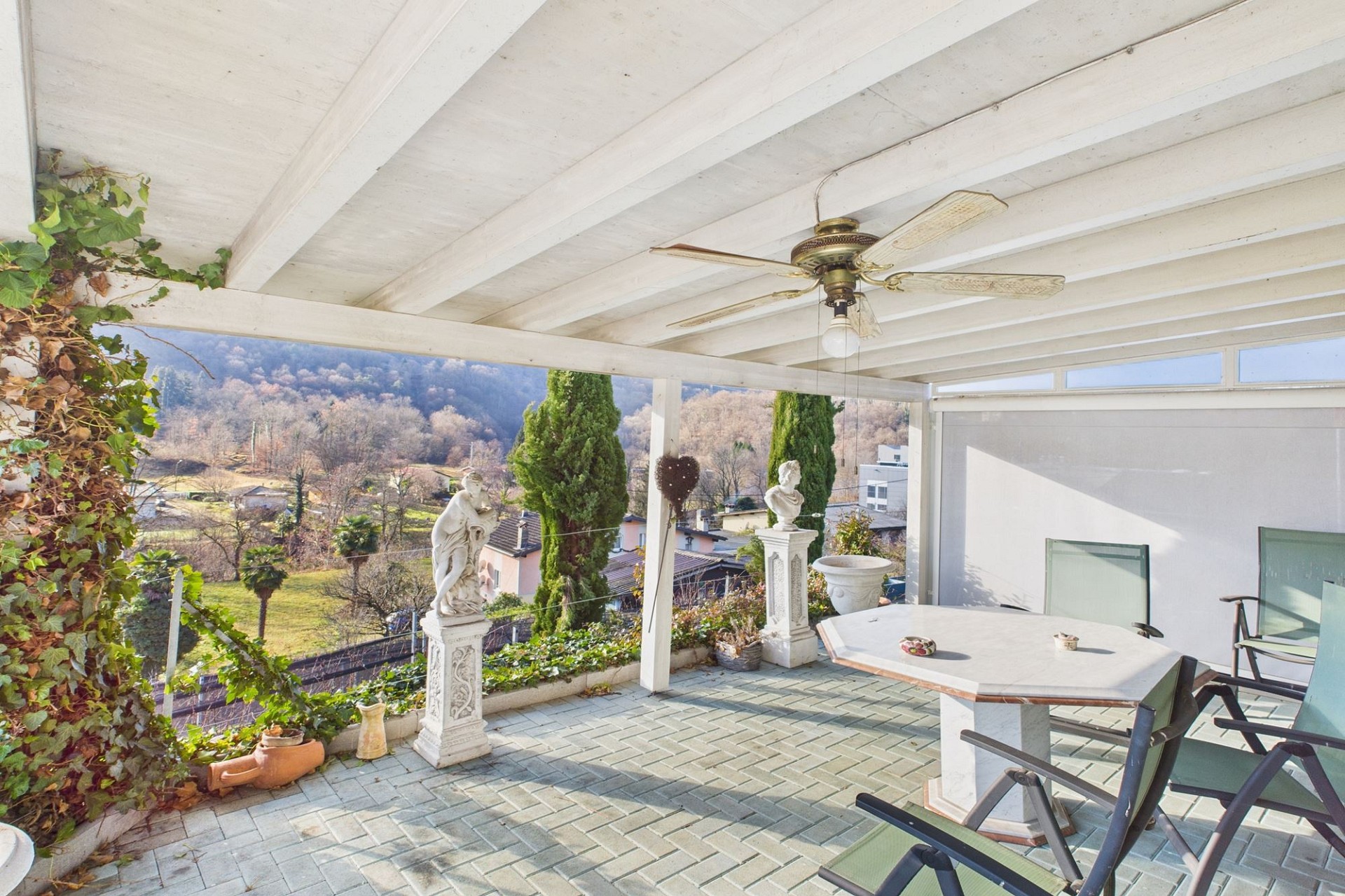 Überdachte Terrasse mit Ausblick