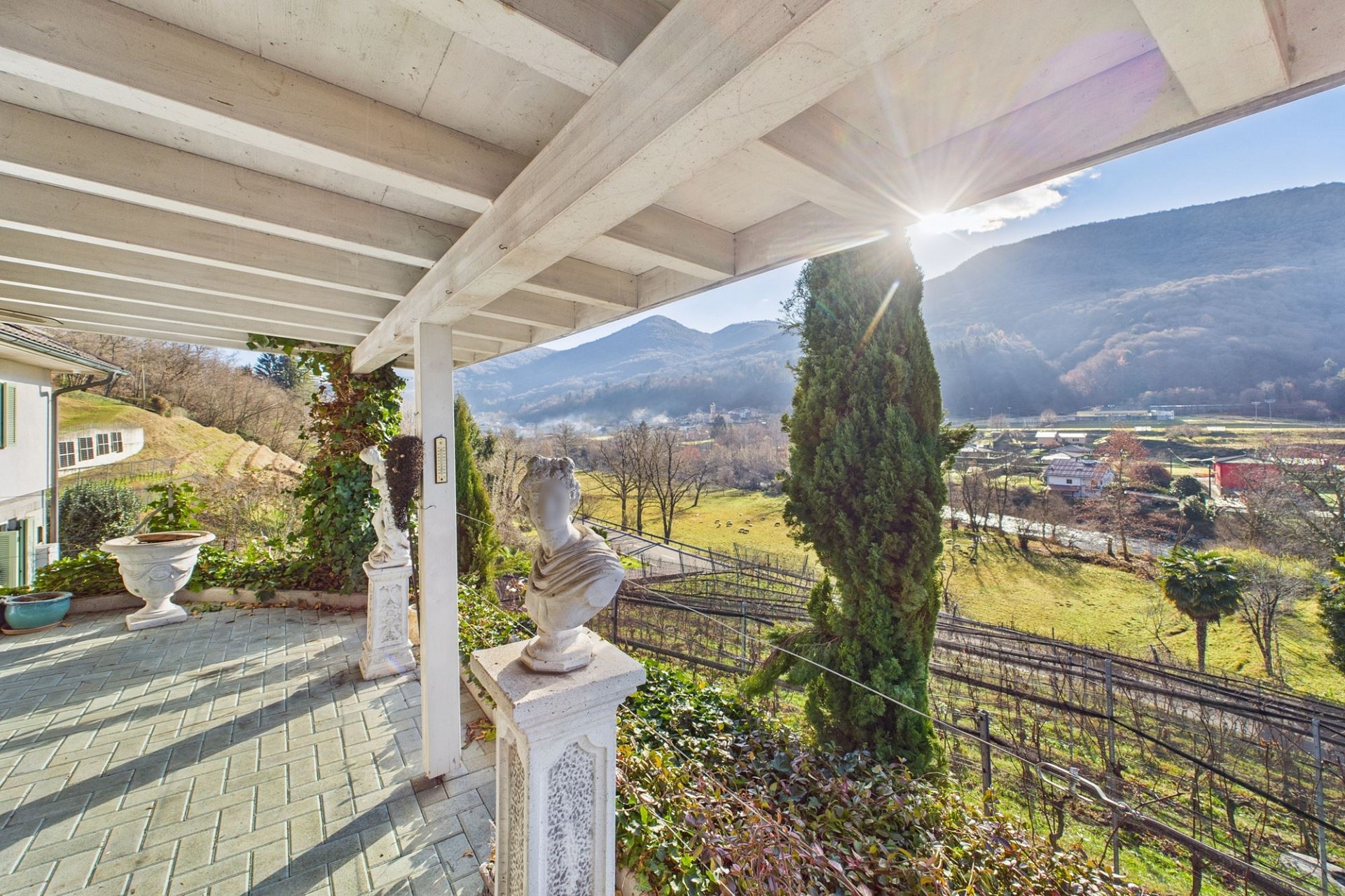 Überdachte Terrasse mit Panoramablick