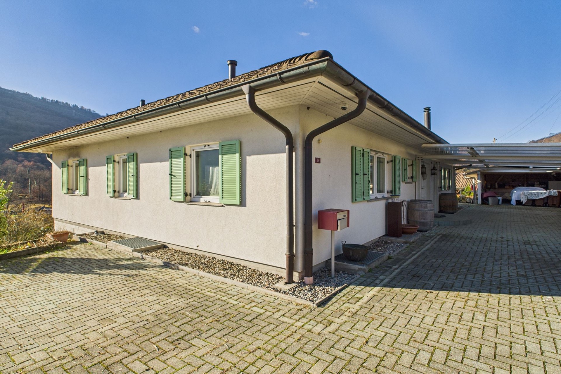 Einfamilienhaus mit gepflasterter Zufahrt