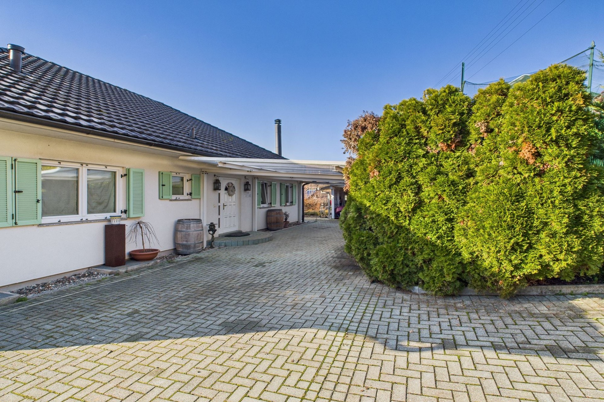 Außenansicht eines Einfamilienhauses mit Zufahrt